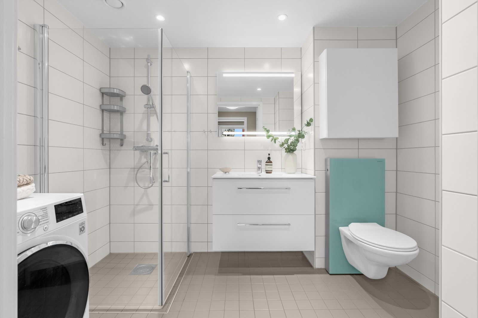 Dusjhjørne med rette, foldbare dusjdører og sluk i sone. Galleribilde