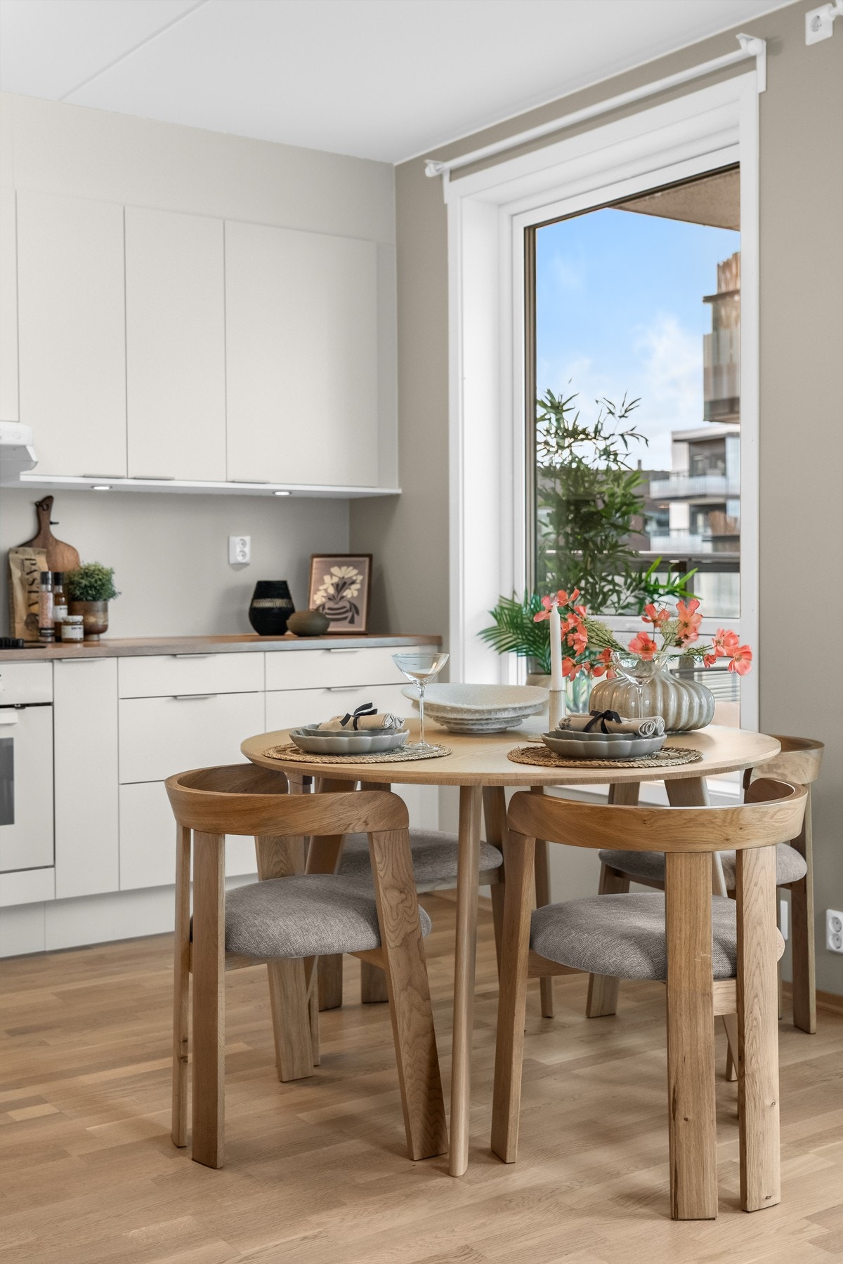 Spisebord av ønsket størrelse kan fint plasseres ovenfor kjøkkenet Galleribilde