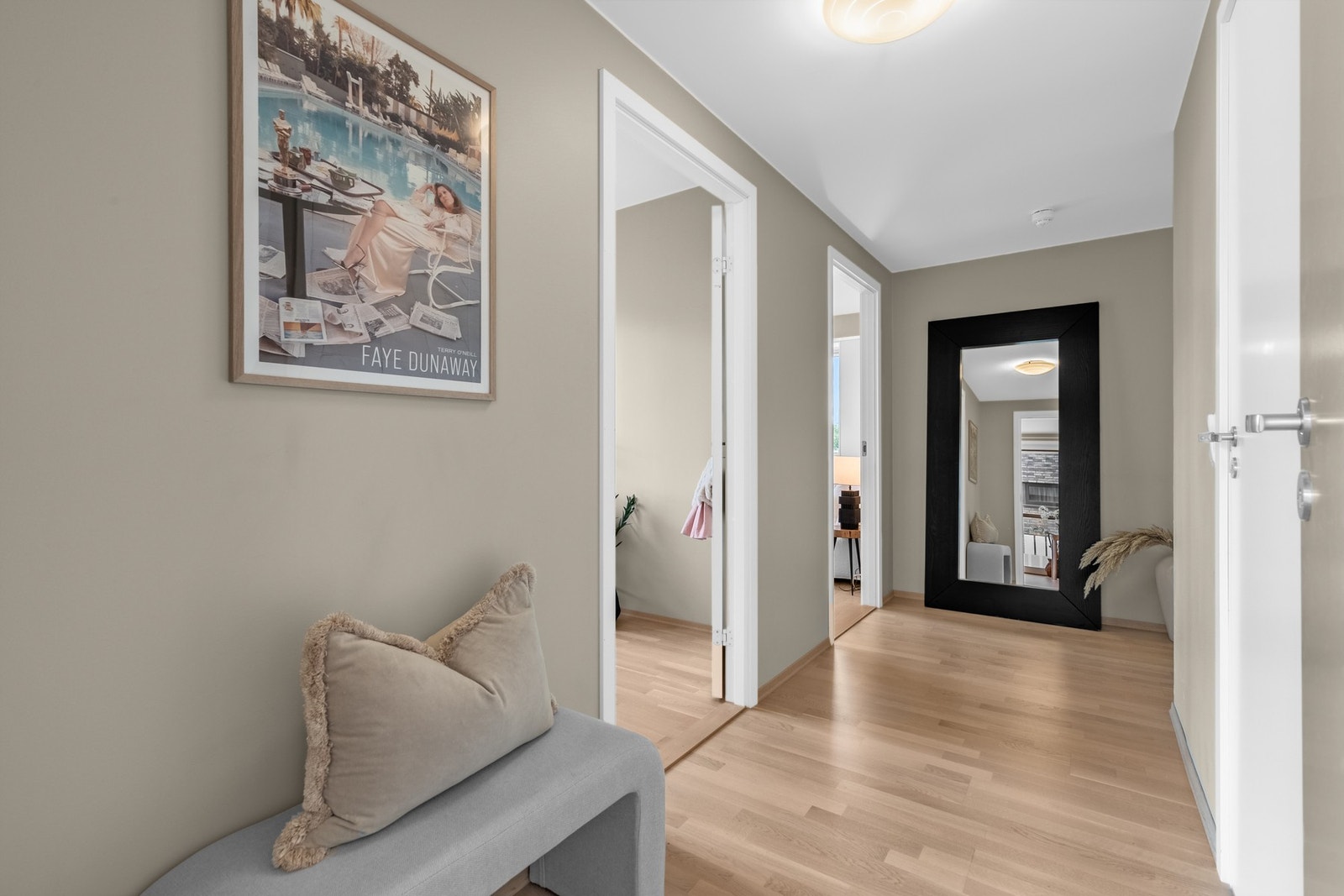 Gangen har 3-stavs parkettgulv og glatte beigemalte veggflater som ellers i boligen Galleribilde