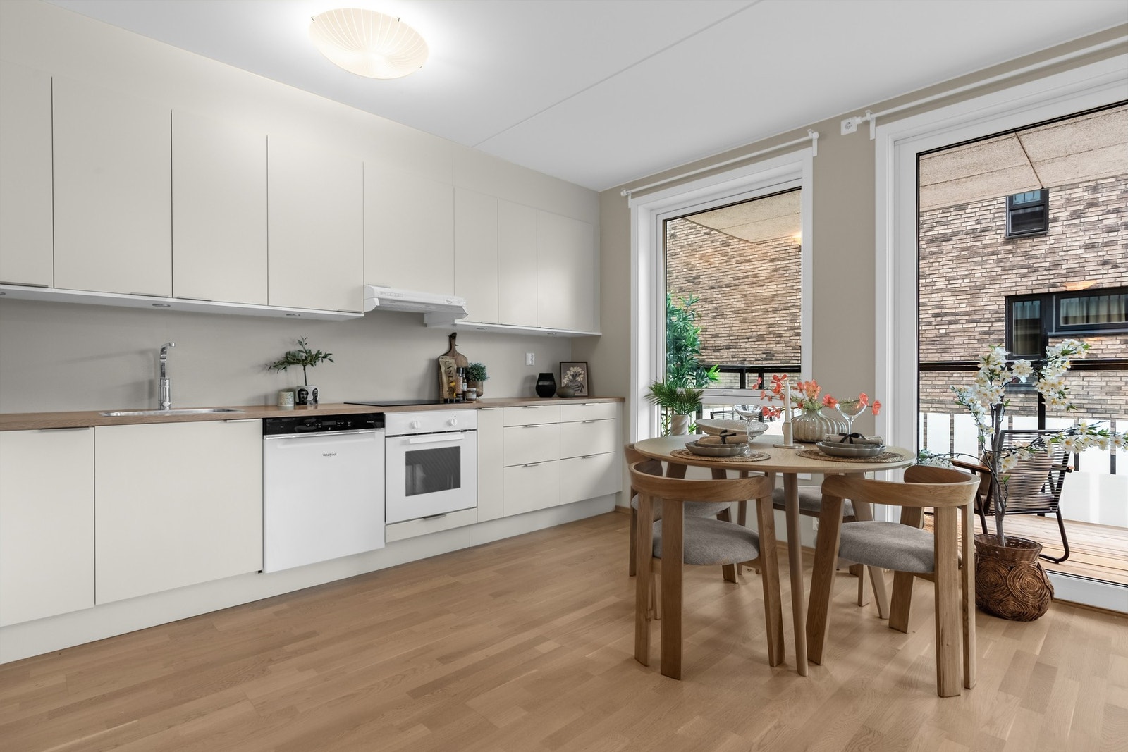 Kjøkkenet har integrerte hvitevarer som platetopp, stekeovn, oppvaskmaskin og frittstående kjøl/fryseskap. Ventilatoren over stekesone er mekanisk og er koblet på felles avtrekkskanal ut av rommet Galleribilde