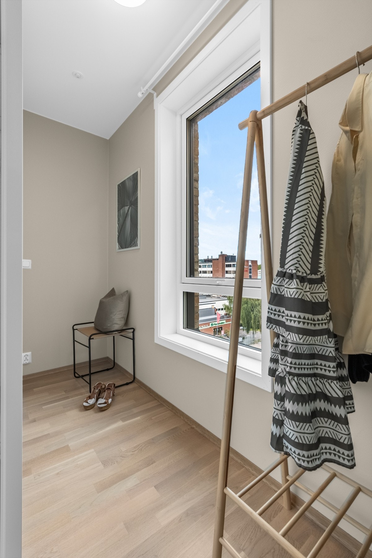 Vinduet kan åpnes og lukkes, perfekt for kontorhjørnet Galleribilde