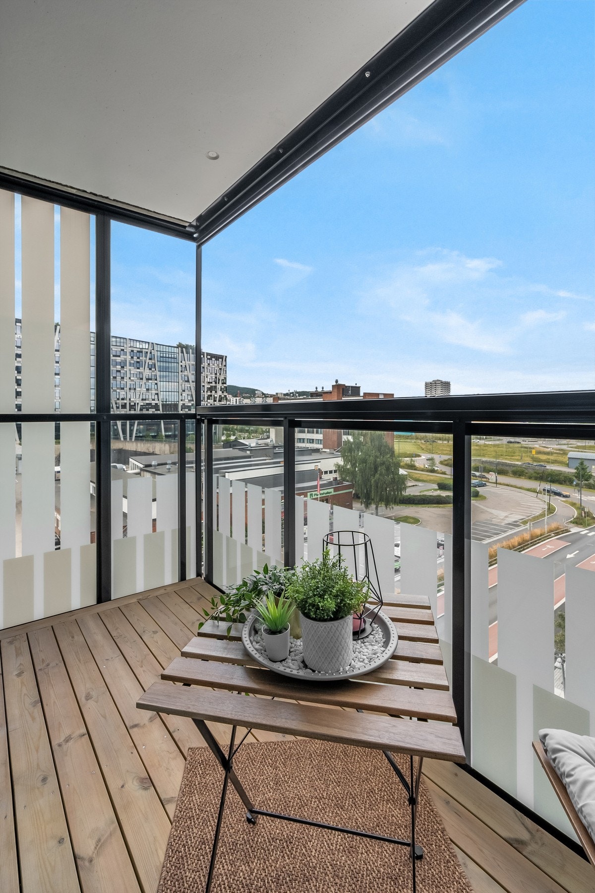 Østvendt innglasset balkong på 6m². Det er ikke mange leiligheter med denne løsningen! Galleribilde