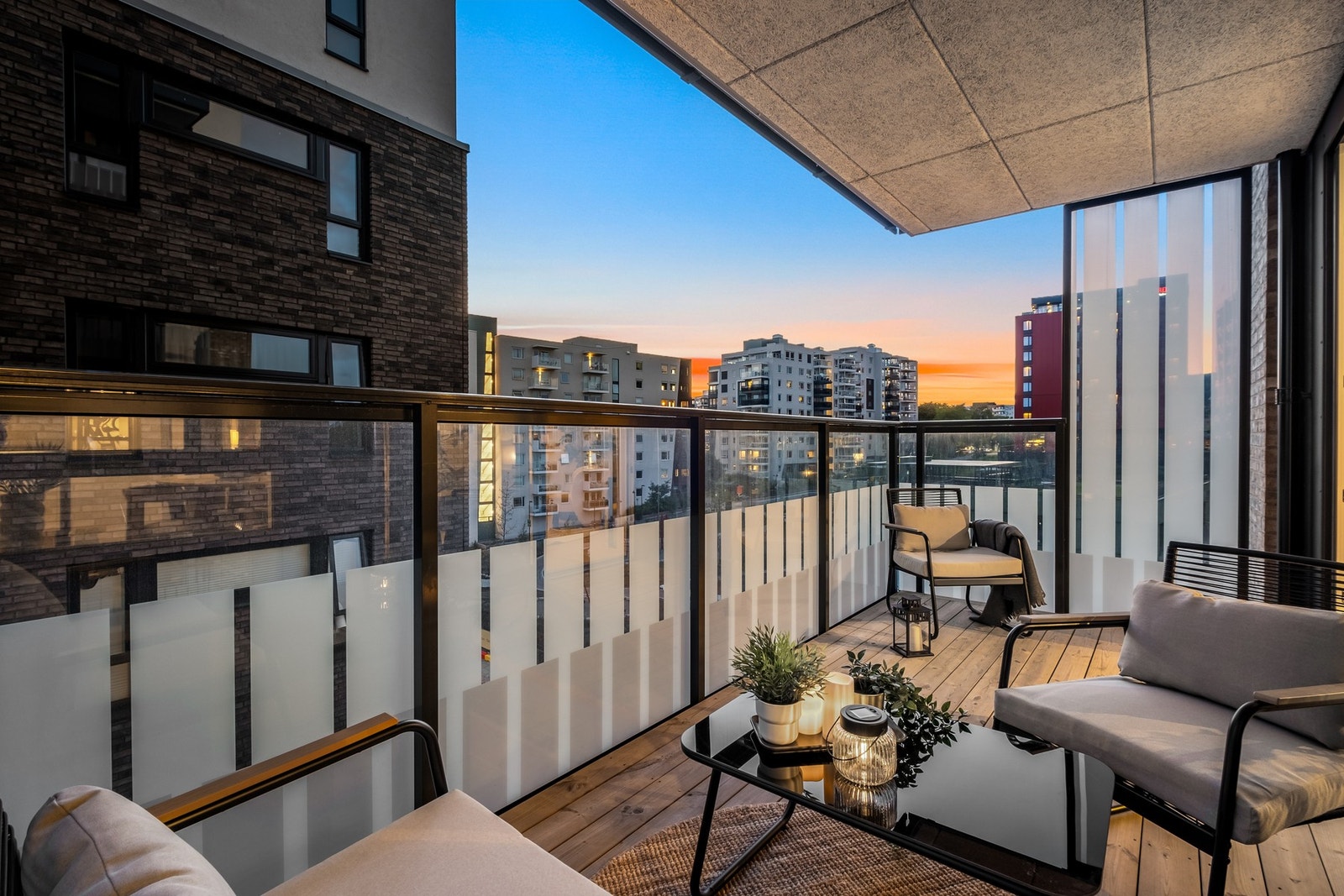 Hovedbalkongen er vestvendt og 10m² stor! Her nytes godt med sol og fin utsikt Galleribilde