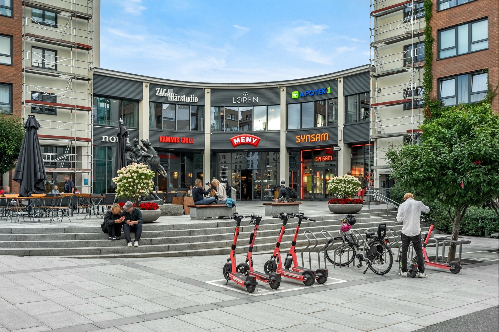 Få minutter til Løren torg med Meny, apotek, restauranter og mye mer. Galleribilde