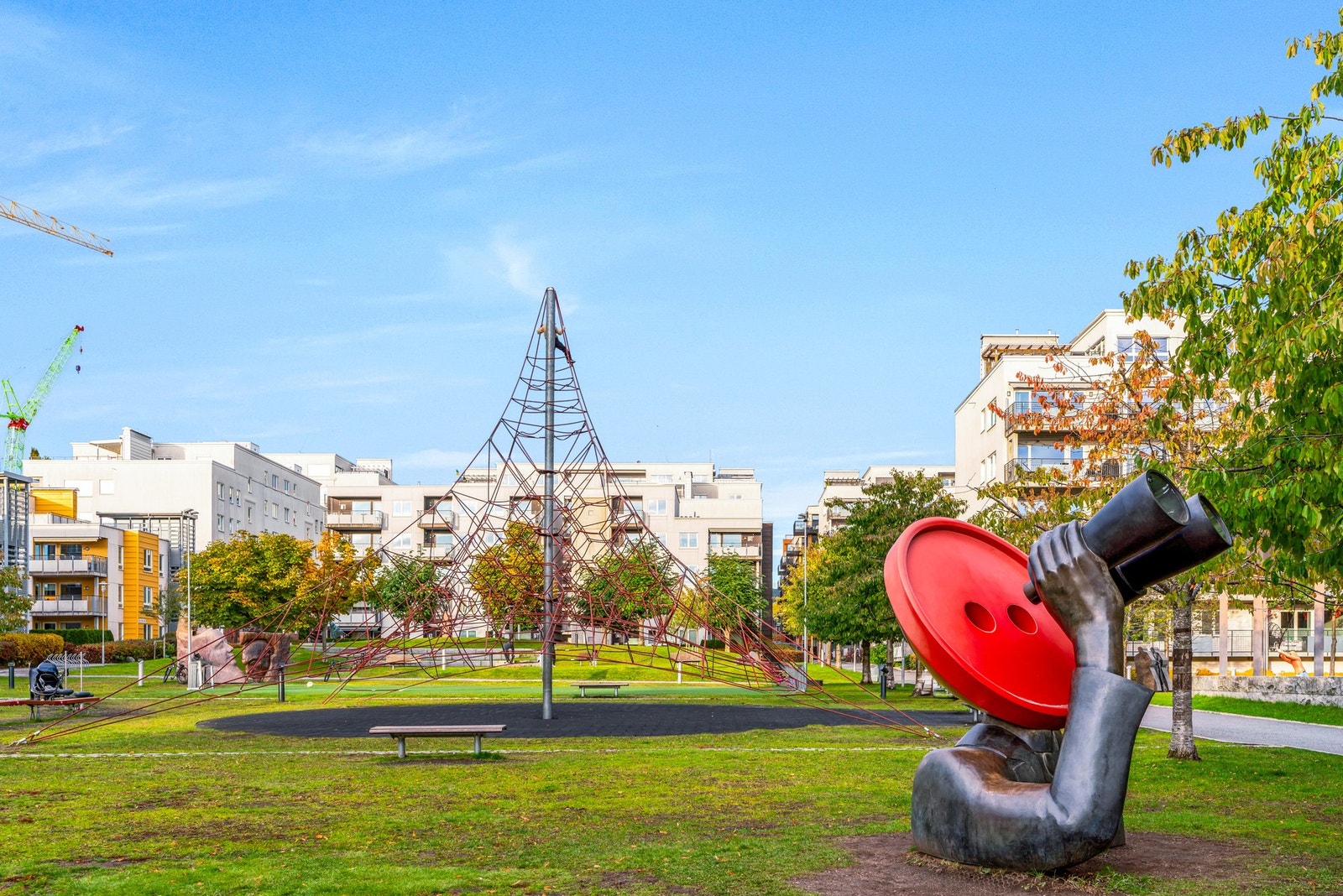 Kanonhallparken er en fin samlingsplass. På vinteren er det liten skøytebane for barna. Galleribilde