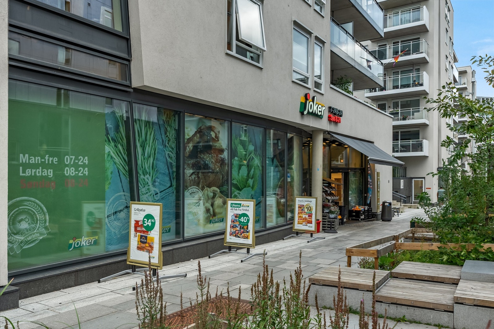 Ovenfor veien har du en søndagsåpen Joker Galleribilde