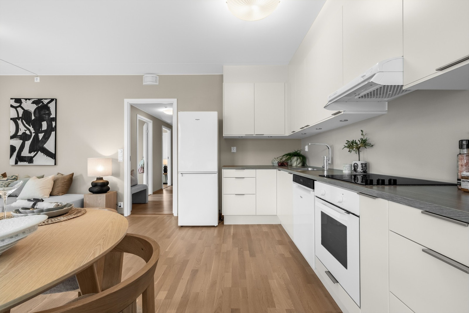 Pent Norema kjøkken plassert i enden av oppholdsrommet. Her får du en mer adskilt kjøkkensone og innebygd L-formet innredning Galleribilde