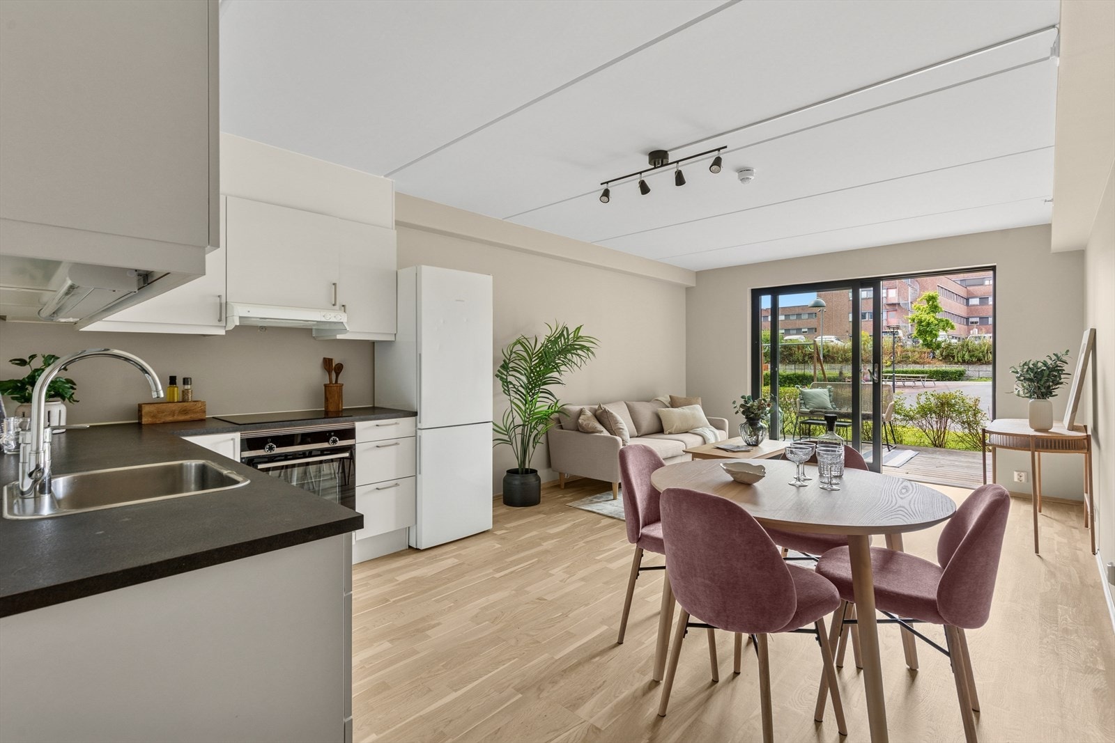 Stue og kjøkken i åpen løsning Galleribilde