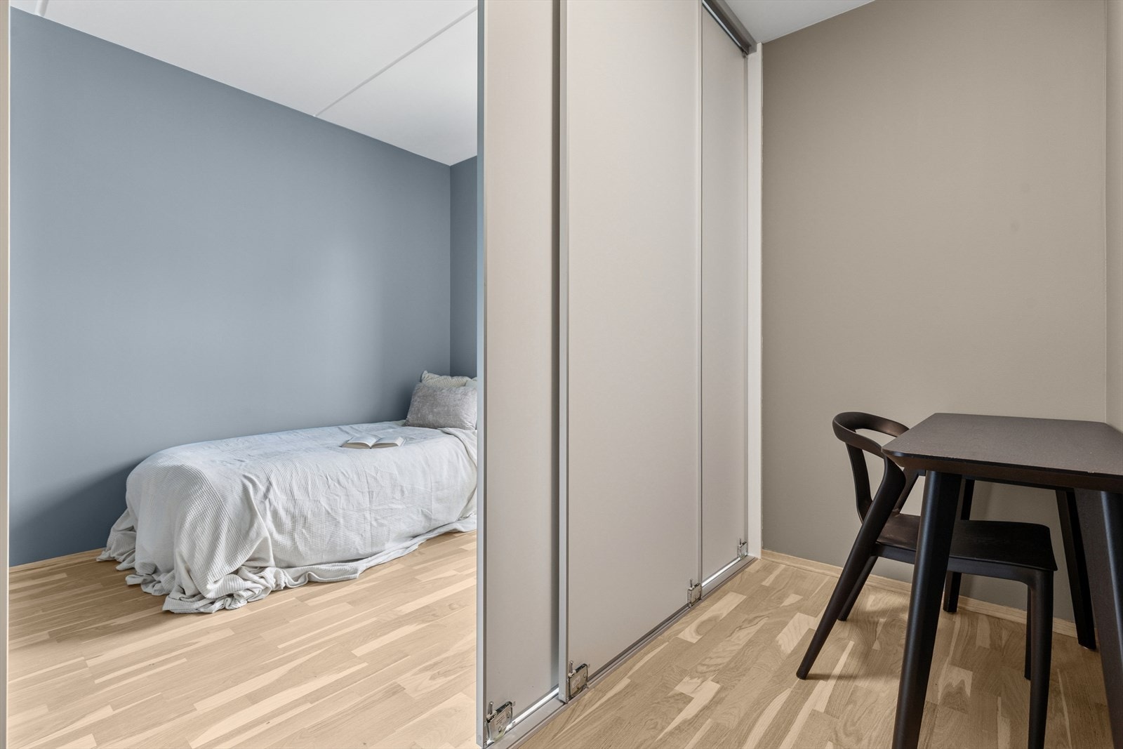 Soverom 2 er også av god størrelse og har også en garderobe / bod. Galleribilde