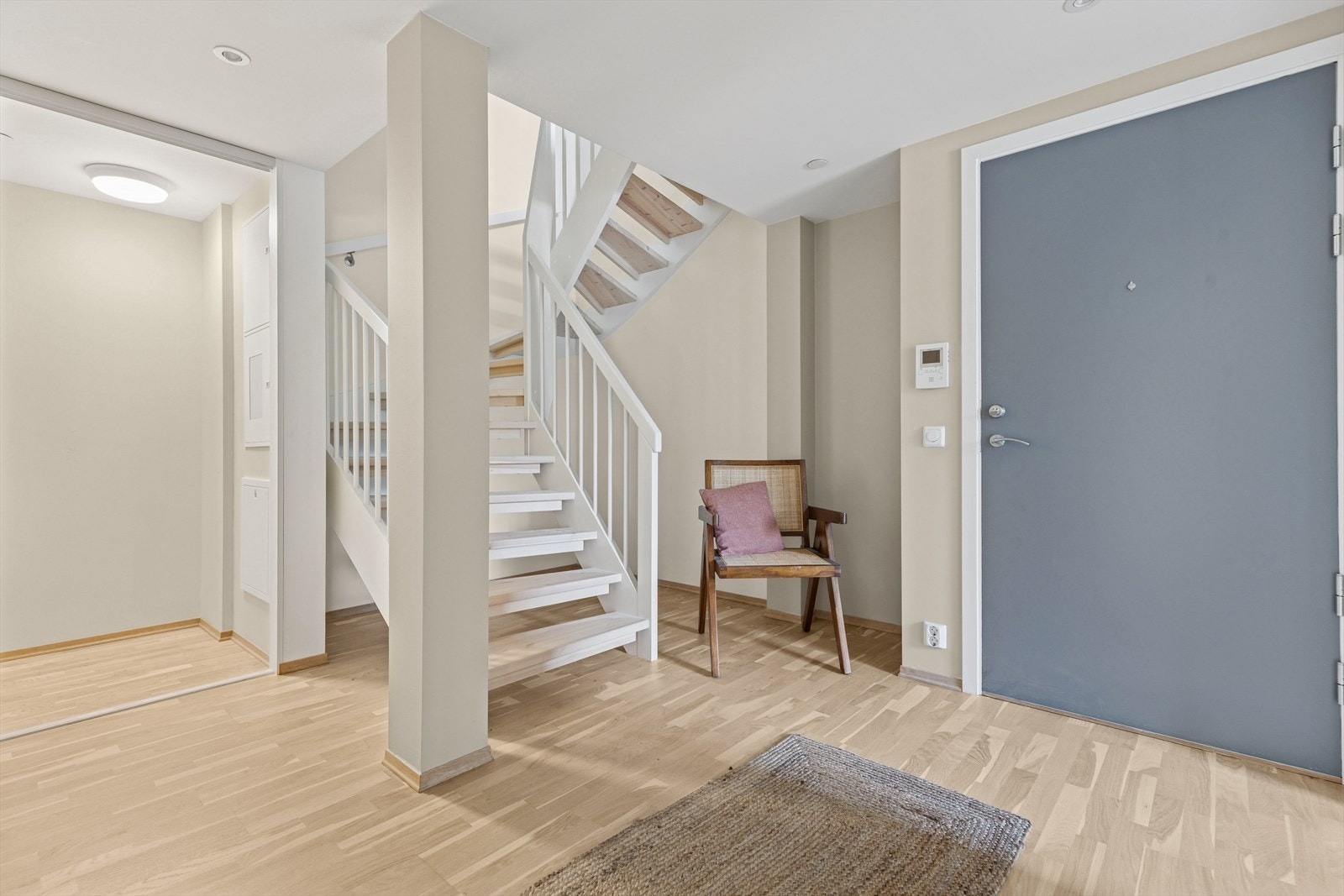 Trappegang fra 1. etg til uetg. med låsbar der. Underetg har også direkte inngang fra fellesgangen. Galleribilde