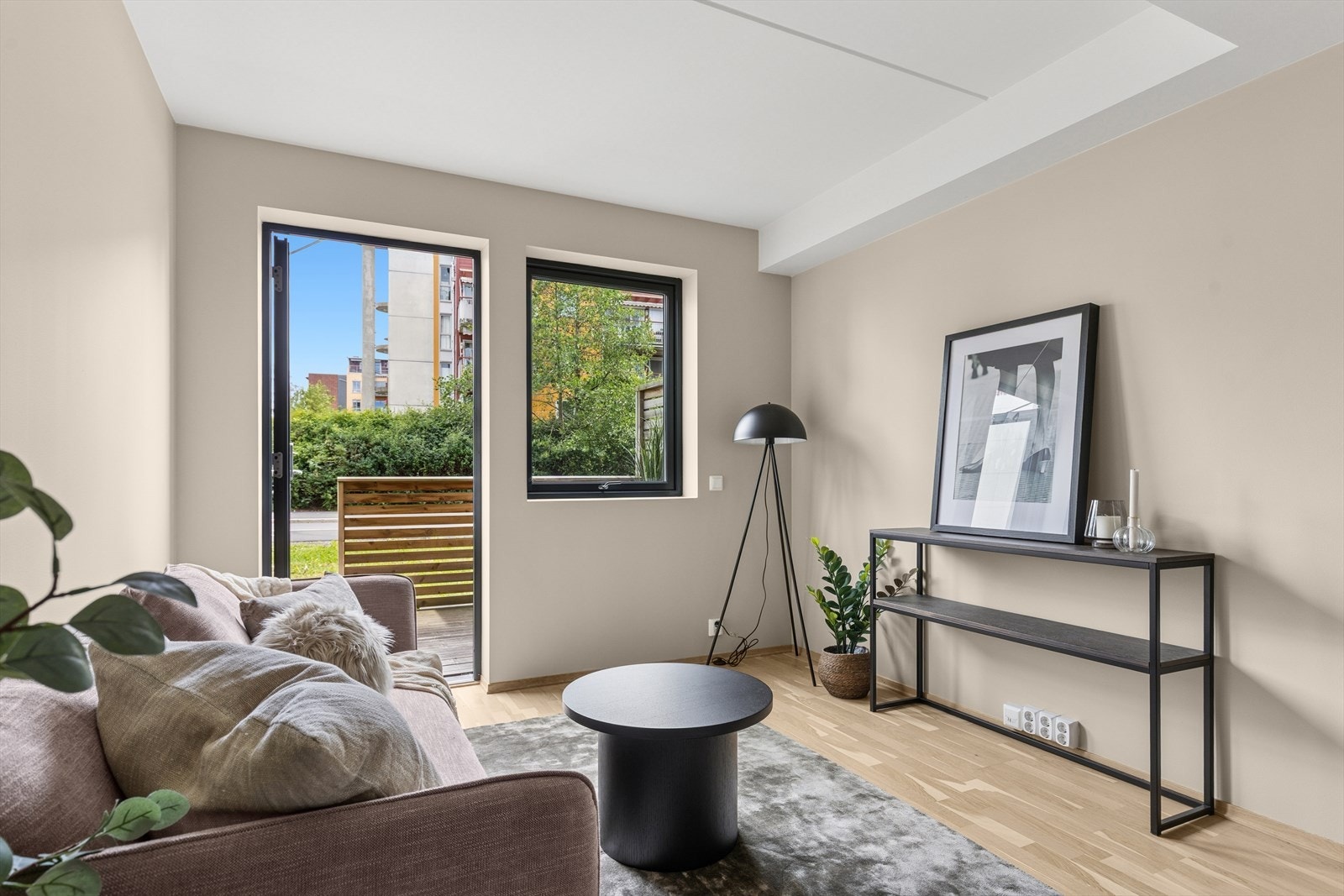 Stue i underetg. med dør ut til en fin markterrasse på ca 11 kvm. Galleribilde