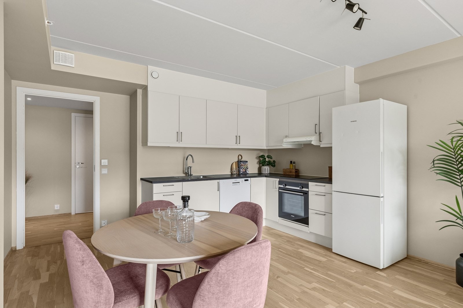 Kjøkken med delvis integrerte hvitevarer Galleribilde