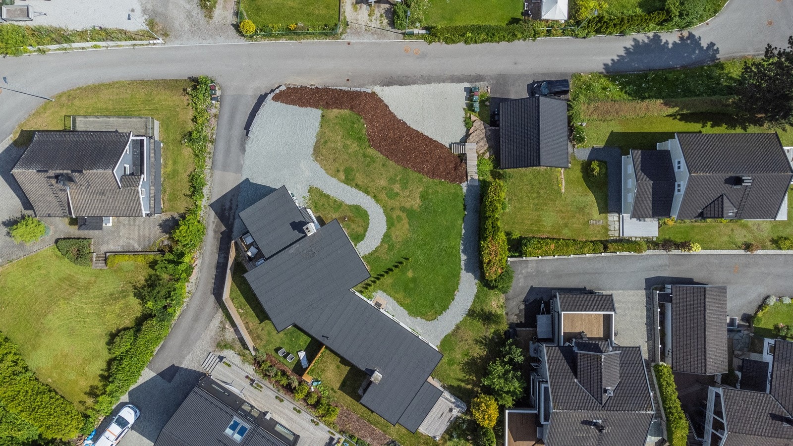 Tomten ligger i et familietilpasset og rolig boligstrøk med kort vei til skoler og barnehager. Galleribilde