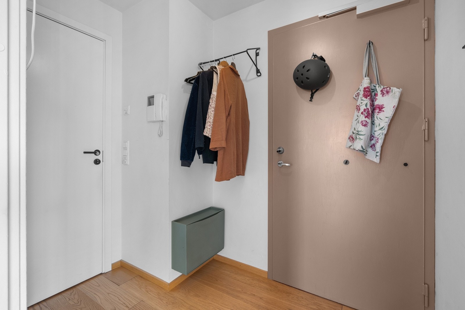 Når du kommer inn i boligen, er det første du møter en lys og innbydende entré. Adkomst via felles trappegang med heis. Galleribilde