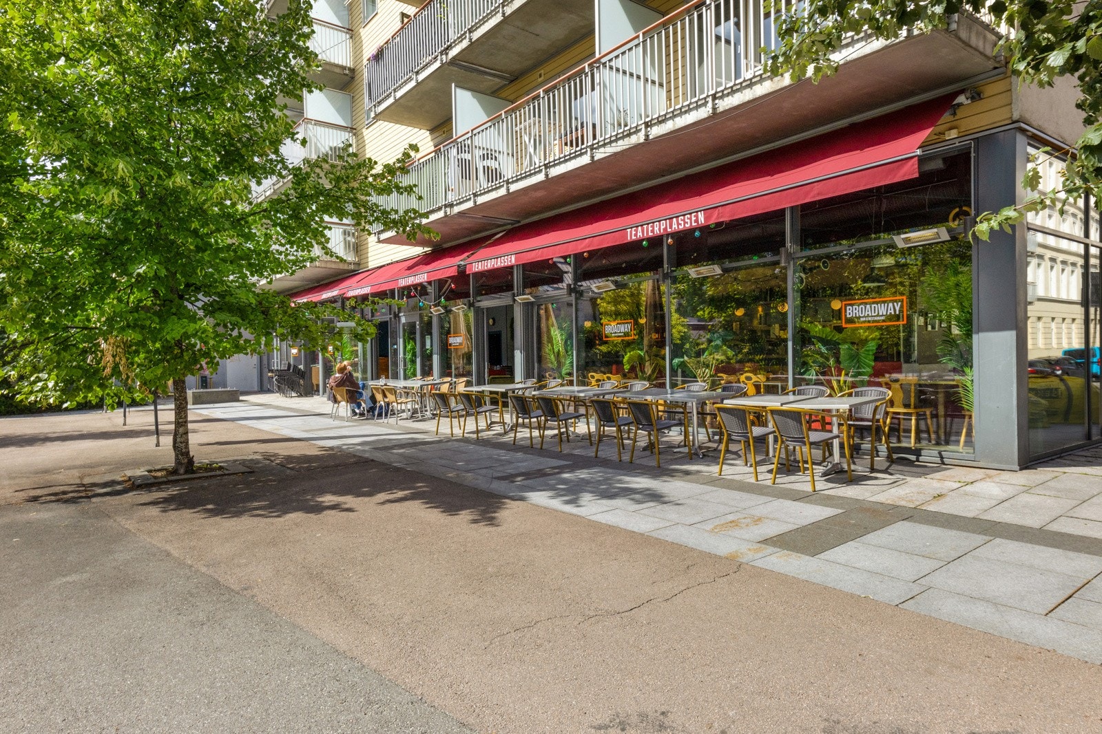 Boligen ligger like ved Teaterplassen som et naturlig midtpunkt og møteplass. Her er det et stort åpent torg med utendørs scene, små forretninger, kaféer og spisesteder rundt. Galleribilde