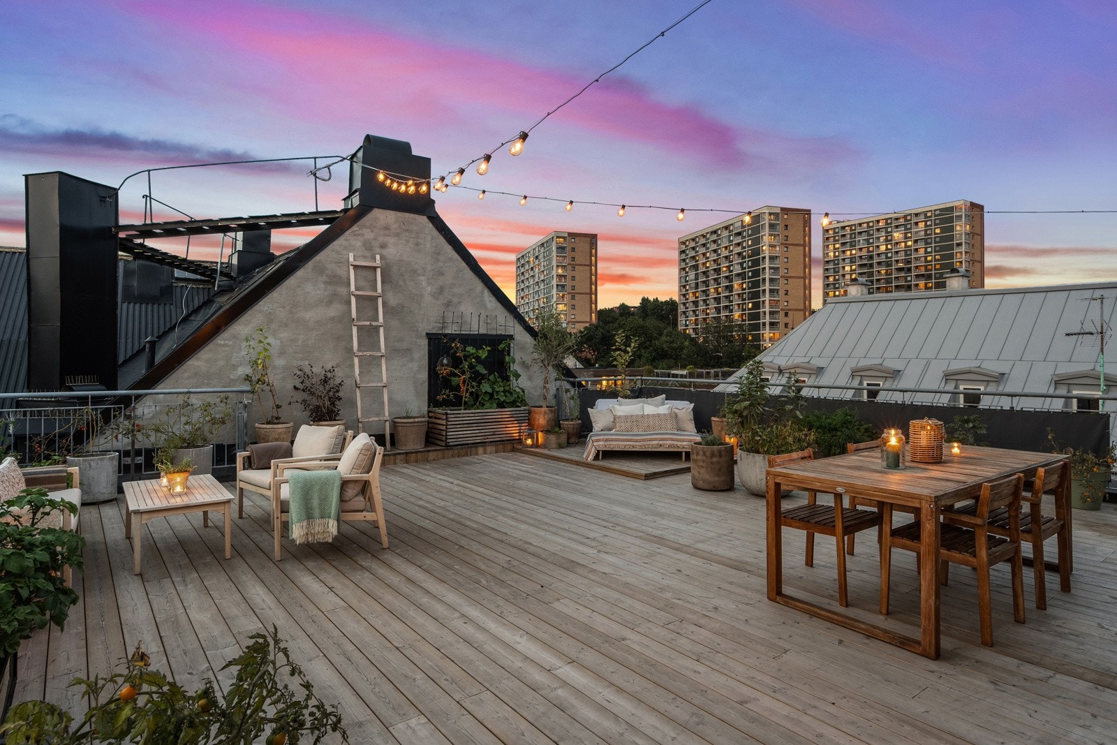 Her er det svært god plass til alt du vil ha utendørs, som for eksempel utemøblement, lounge, barløsning, beplanting, grill, m.m. Galleribilde