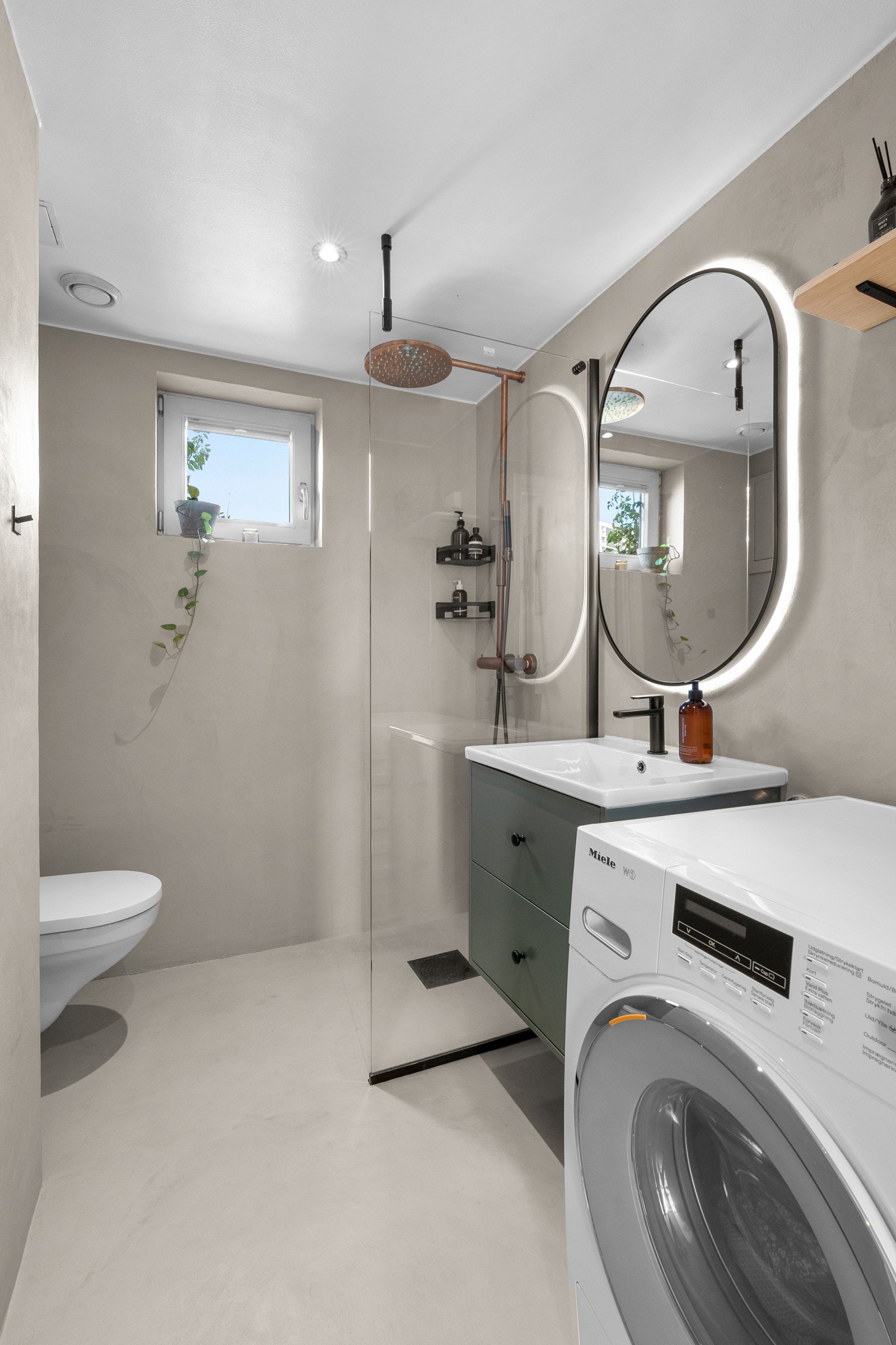 Pent bad som ble oppgradert i 2023 med microsement på vegger og gulv, samt ny innredning og dusjvegg med dusjarmatur. (Dusjen er byttet ut med en svart rainshower og avviker fra bildene). Galleribilde