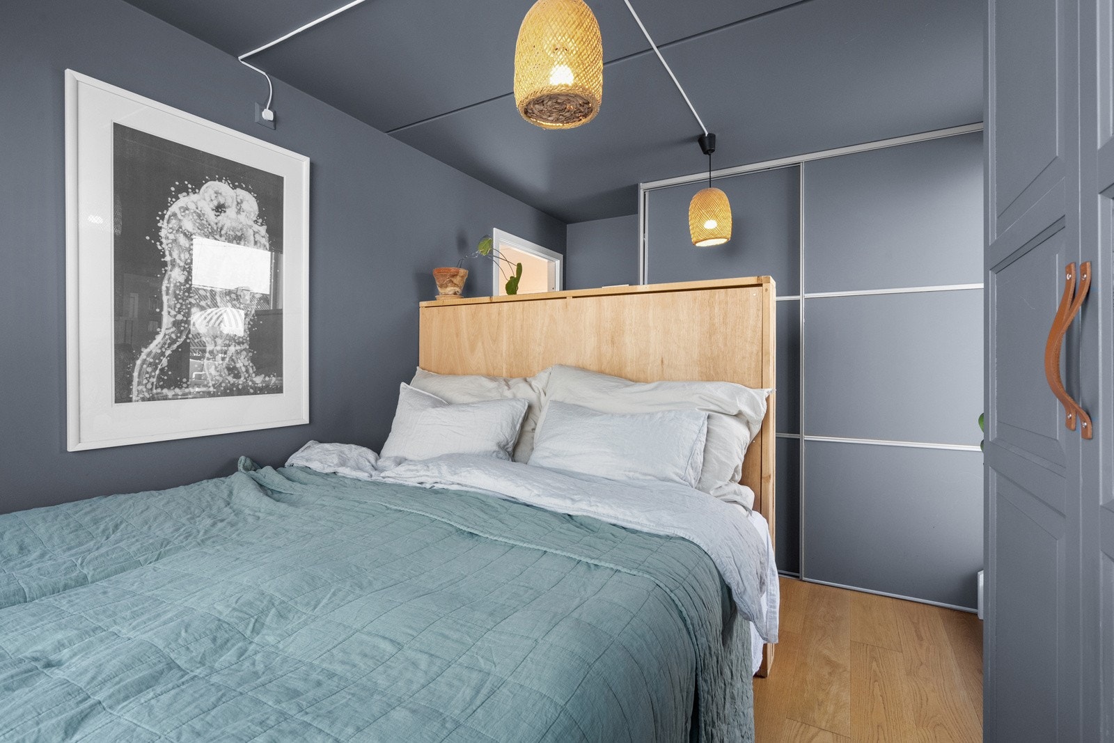 Boligen har to gode soverom med malte flater i et pent fargevalg og en-stavs parkett. Galleribilde