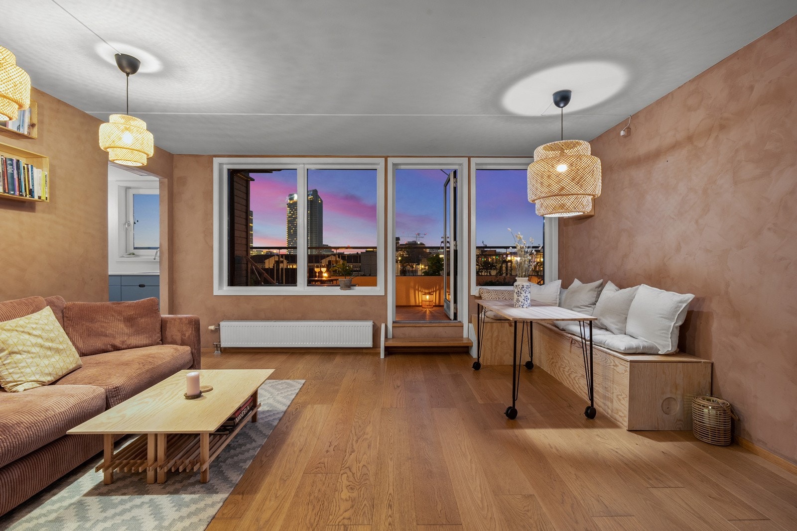 Du har plass til både sofagruppe, spisebord og TV med tilhørende møblement. Galleribilde