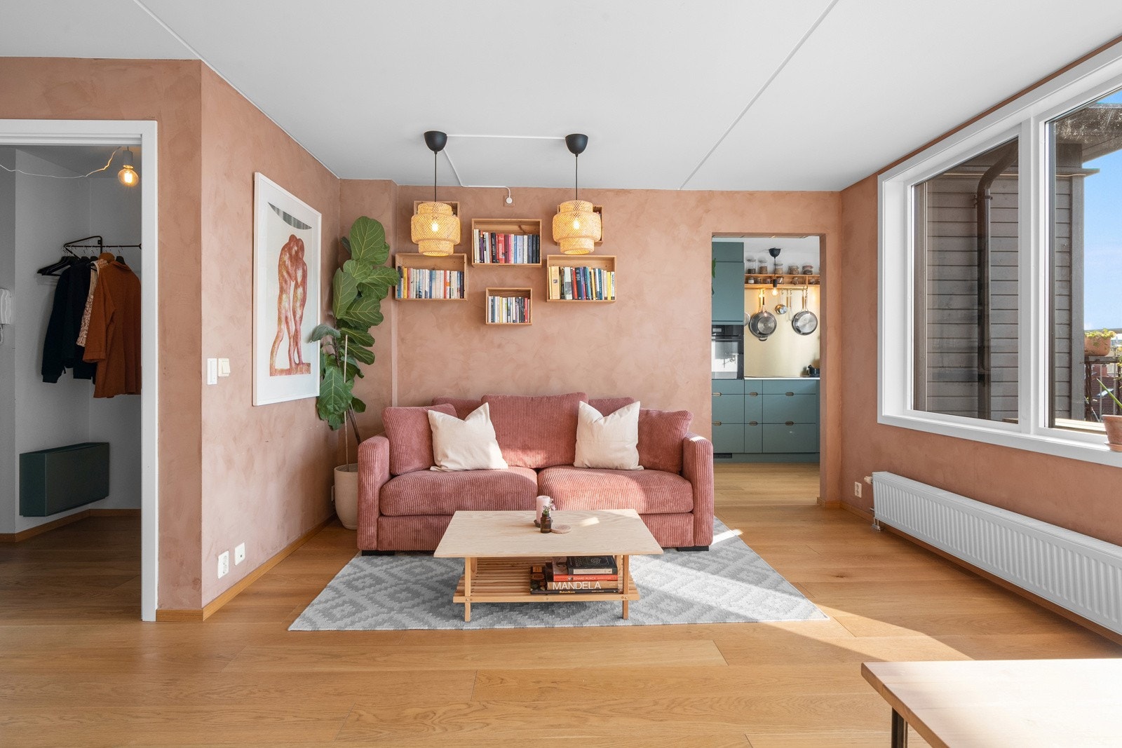 De store vindusflatene og den gjennomgående planløsningen, sørger for en luftig atmosfære. Galleribilde