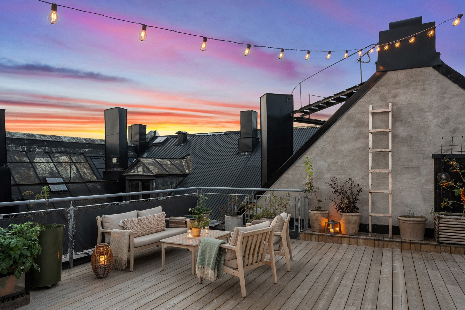 Videre ble tregulvet på terrassen lagt i 2023. Galleribilde