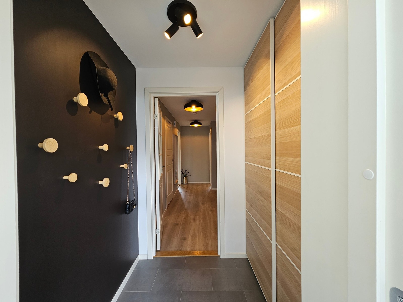 Flott yttergang med oppheng på vegg, skyvedørs garderobe og varmekabler Galleribilde