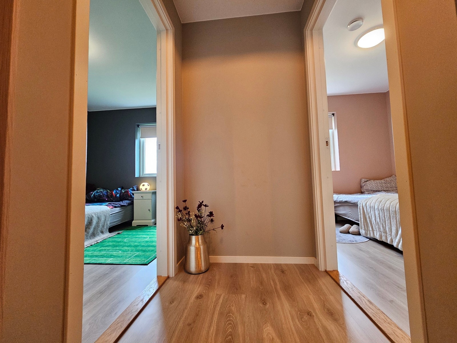 Gangen nede inn til to av soverommene Galleribilde