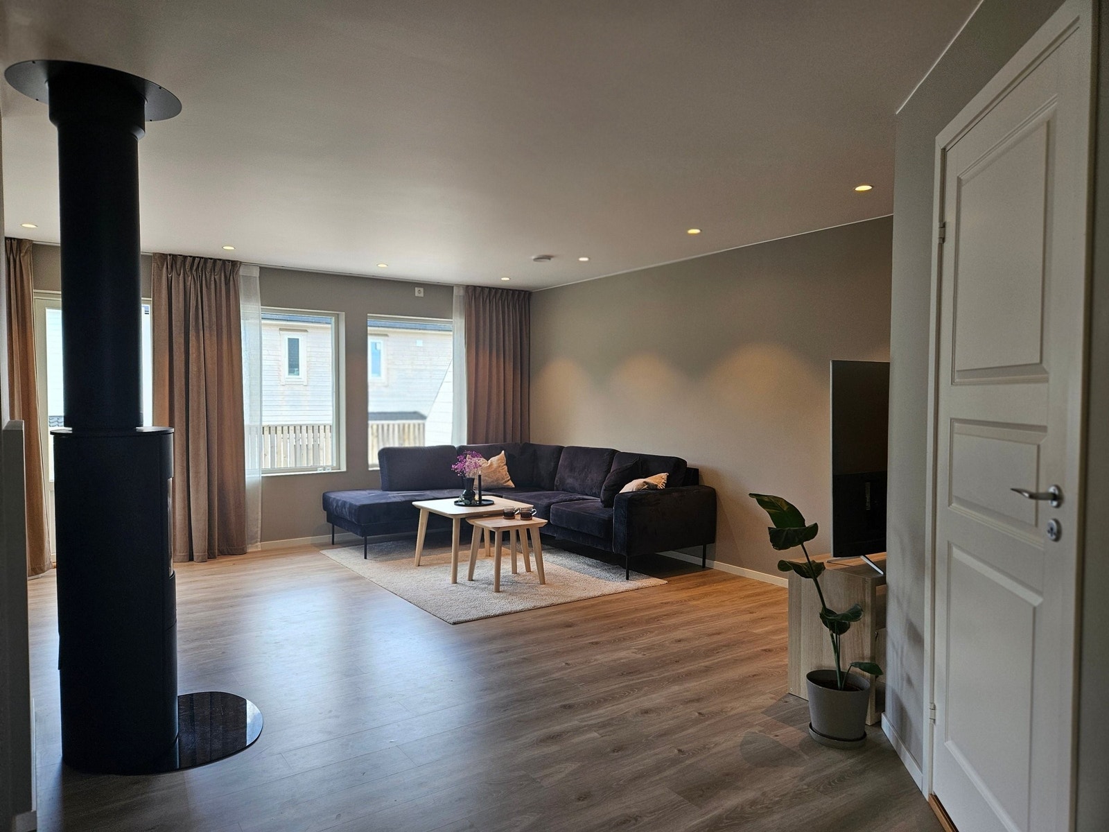 Stuen er luftig og lys Galleribilde