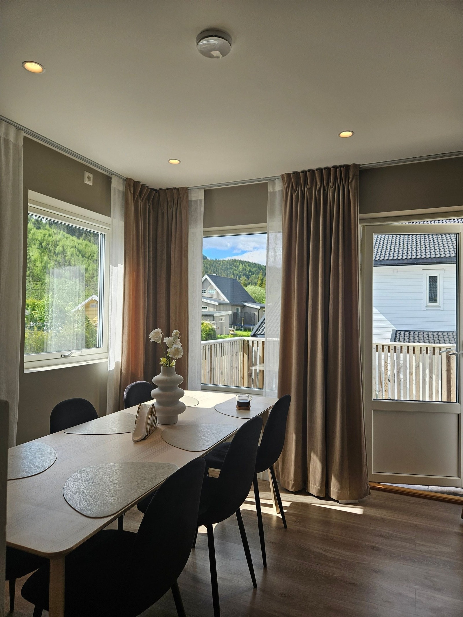 Stuen er naturlig delt inn i soner, og har god plass til spisebord for sosiale måltider Galleribilde