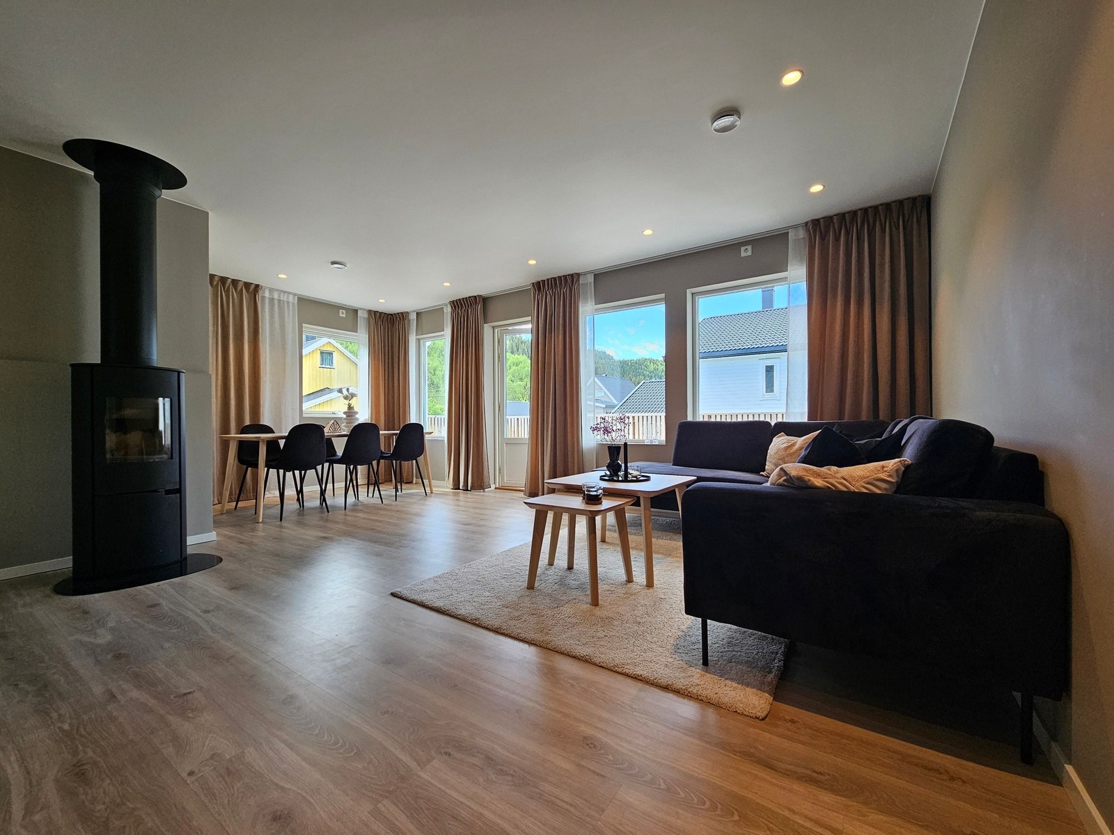 Flott åpen stue, med vedovn som oppvarmingskilde for den ekstra lune varmen Galleribilde