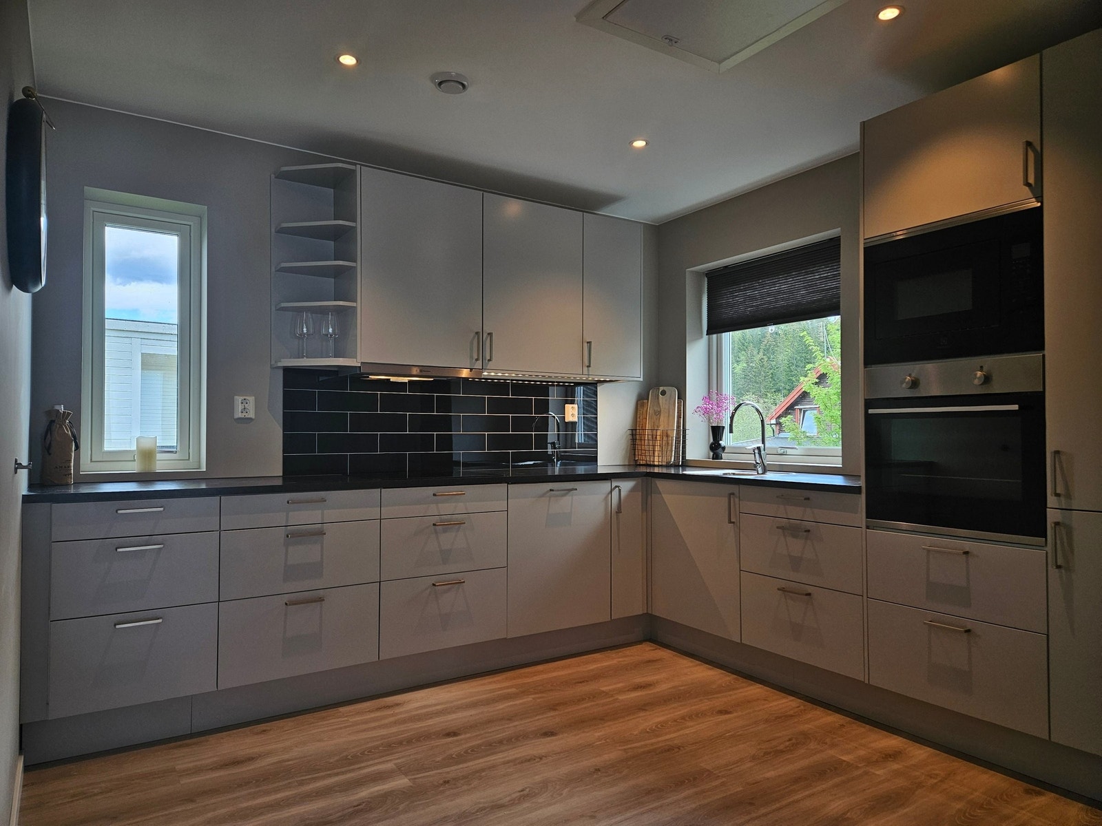 Stilrent og moderne kjøkken med integrerte hvitevarer Galleribilde