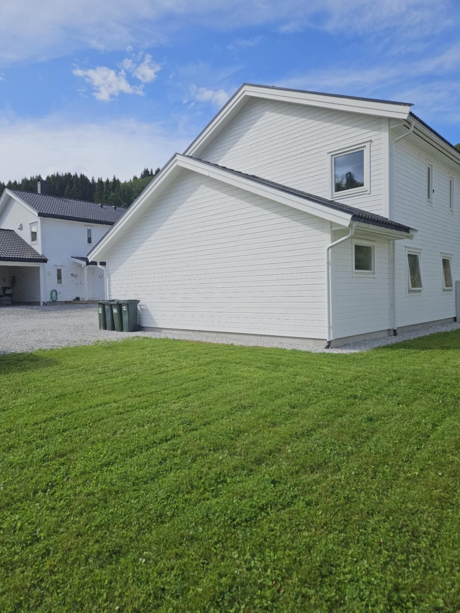 Uteområde med rolig beliggenhet, stor gårdsplass med parkeringsmuligheter for flere biler Galleribilde