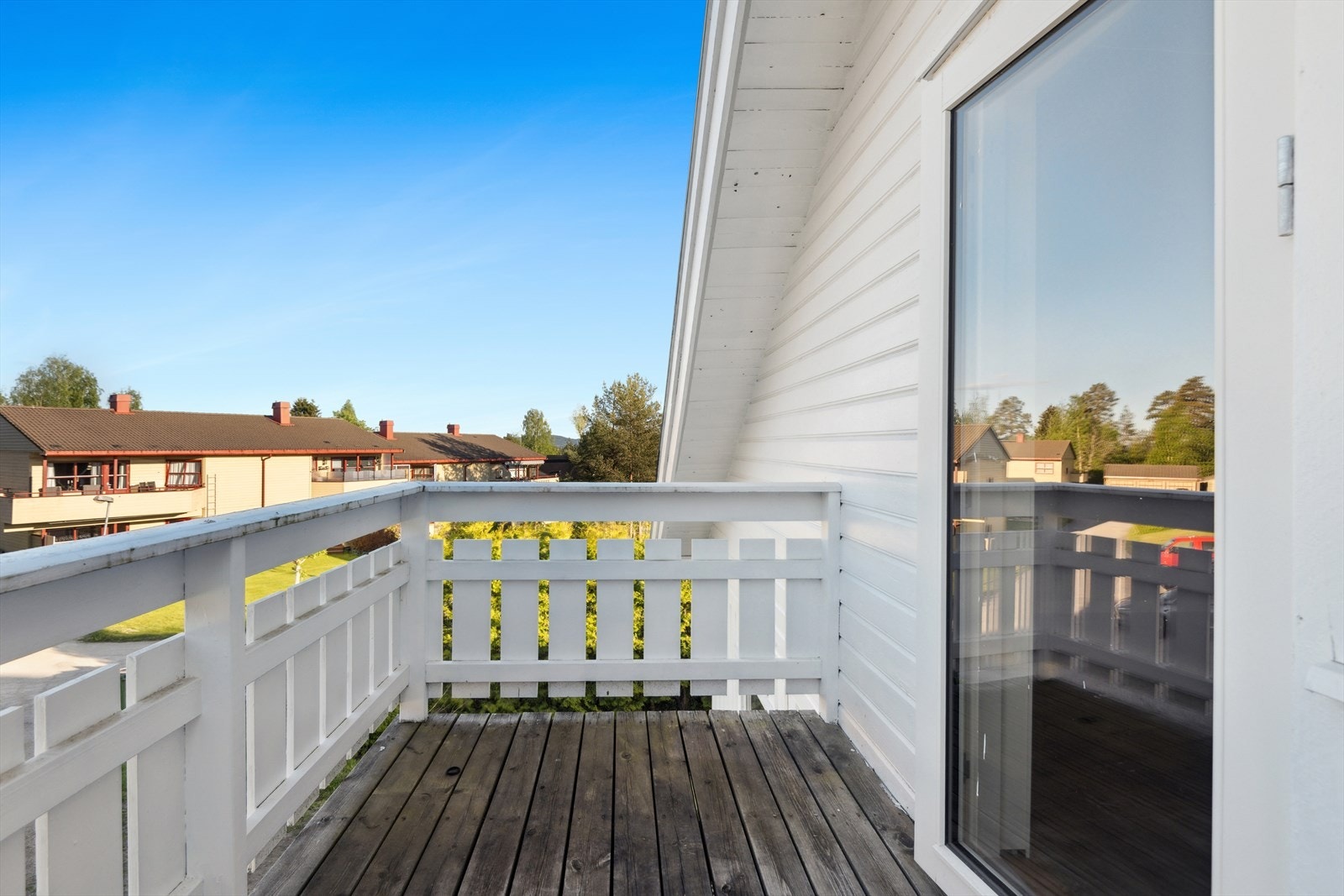 Privat balkong i 2. etasje med hyggelig utsikt - et perfekt sted for morgenkaffen eller en stille stund i solen. Galleribilde