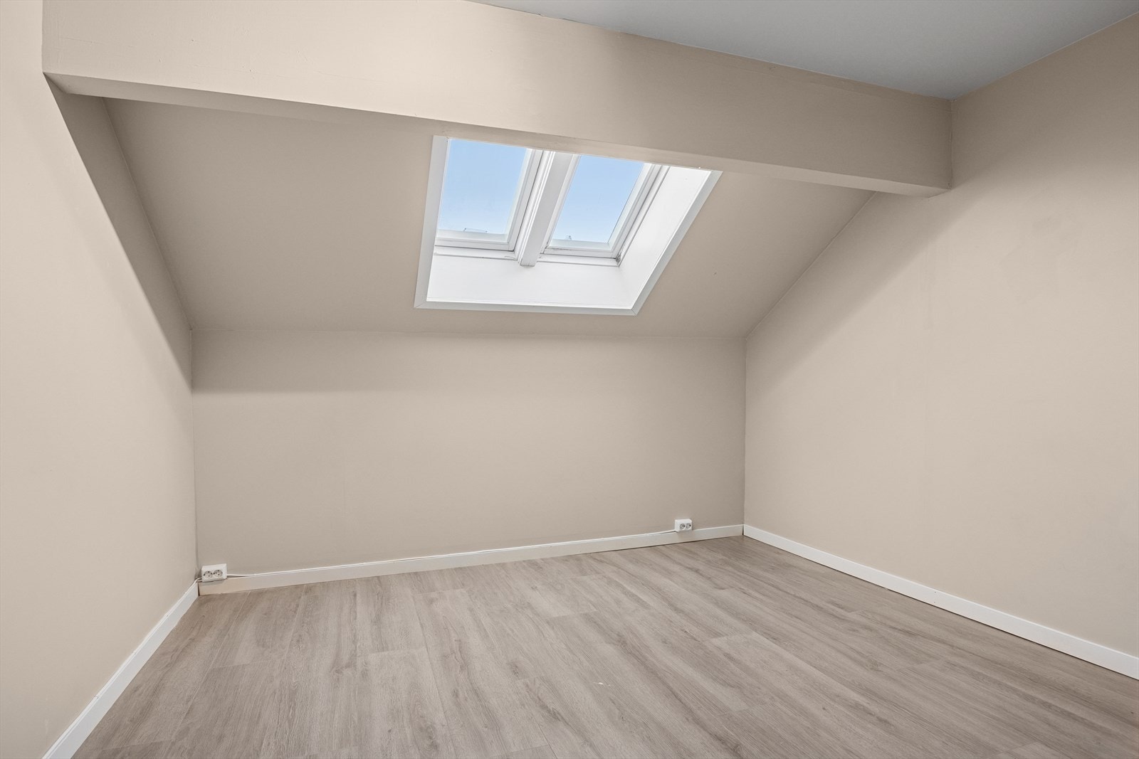 Soverom med takvindu som slipper inn rikelig med dagslys og skaper en luftig og behagelig atmosfære. Galleribilde