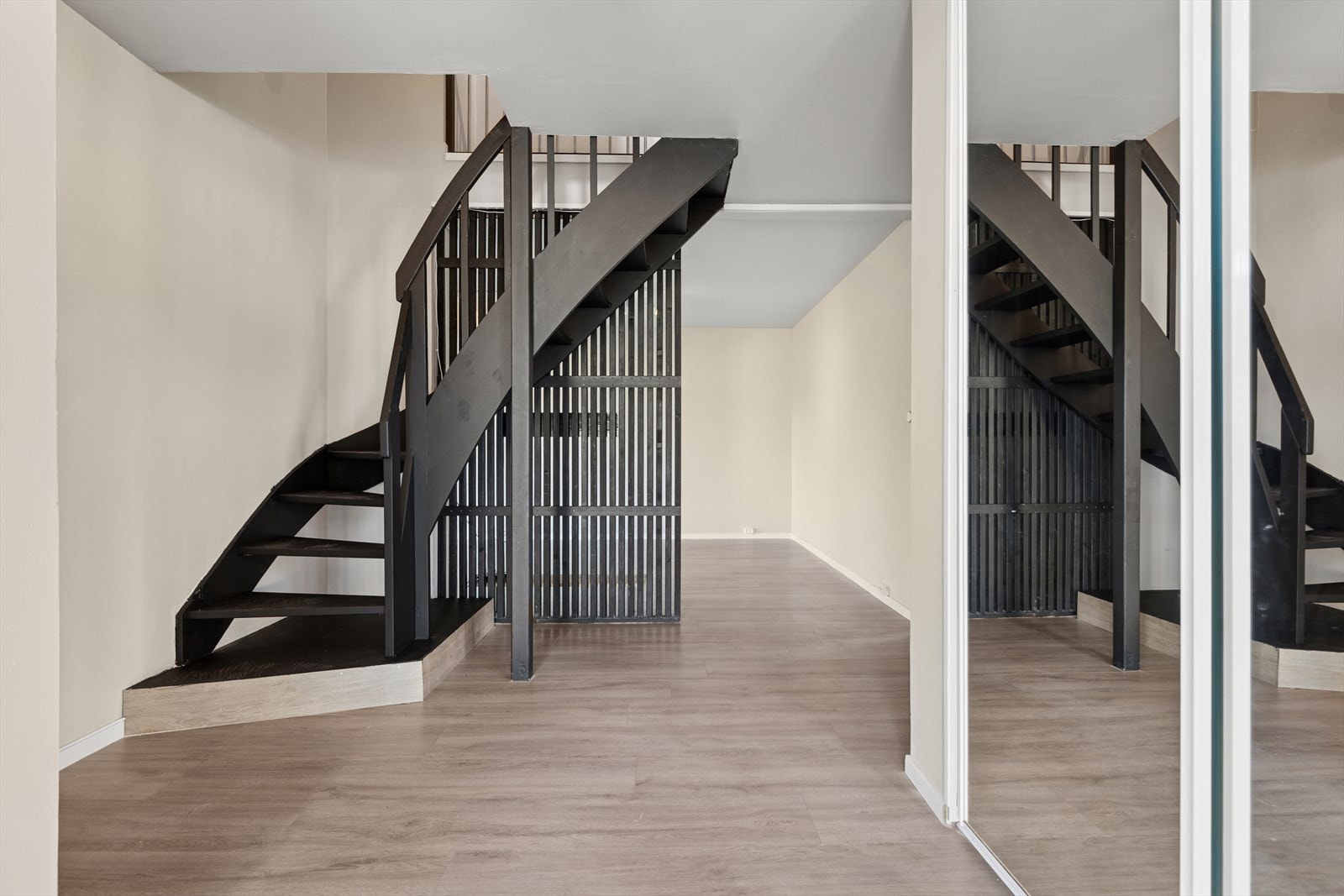 Lys og romslig entré med god oppbevaringsplass i speilskyvedørsgarderobe. Herfra er det direkte adkomst til boligen via egen inngang på bakkeplan. Galleribilde