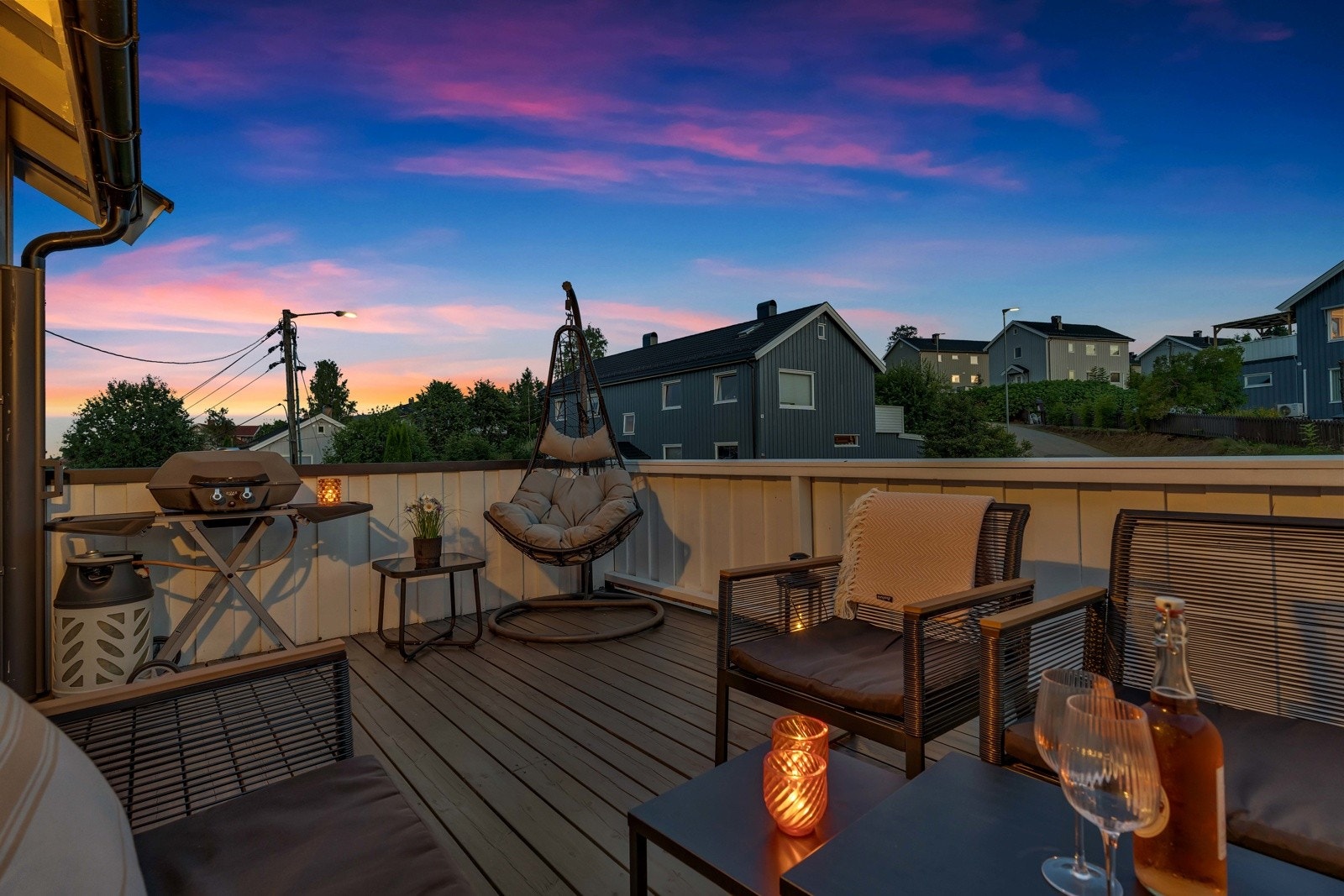 Fra stuen er det utgang til en solrik terrasse på hele 12 kvm Galleribilde