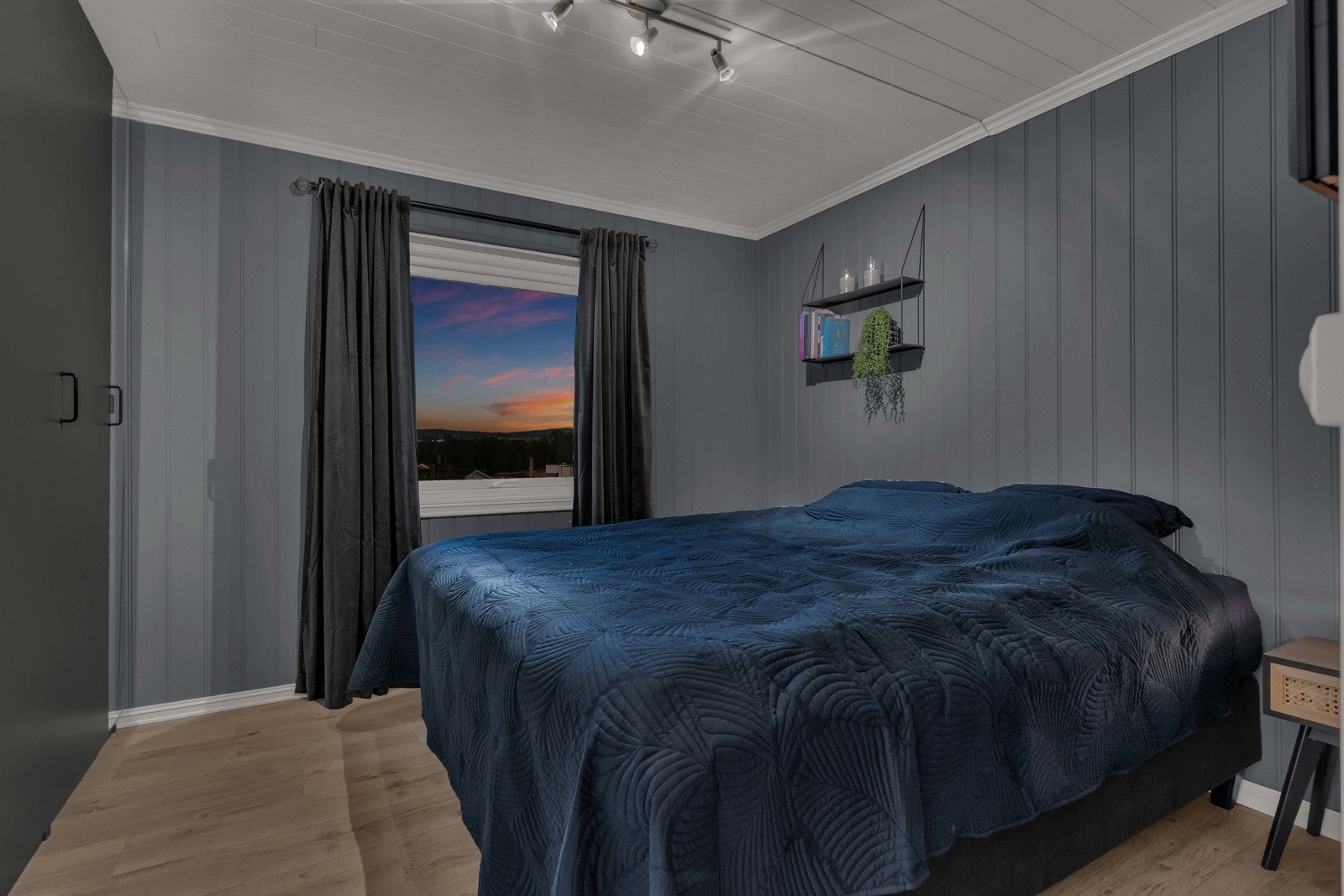 Lekkert og innbydende soverom med god plass til en stor dobbeltseng og nattbord på hver side. Rommet har et romslig garderobeskap som sikrer svært god oppbevaringsplass Galleribilde
