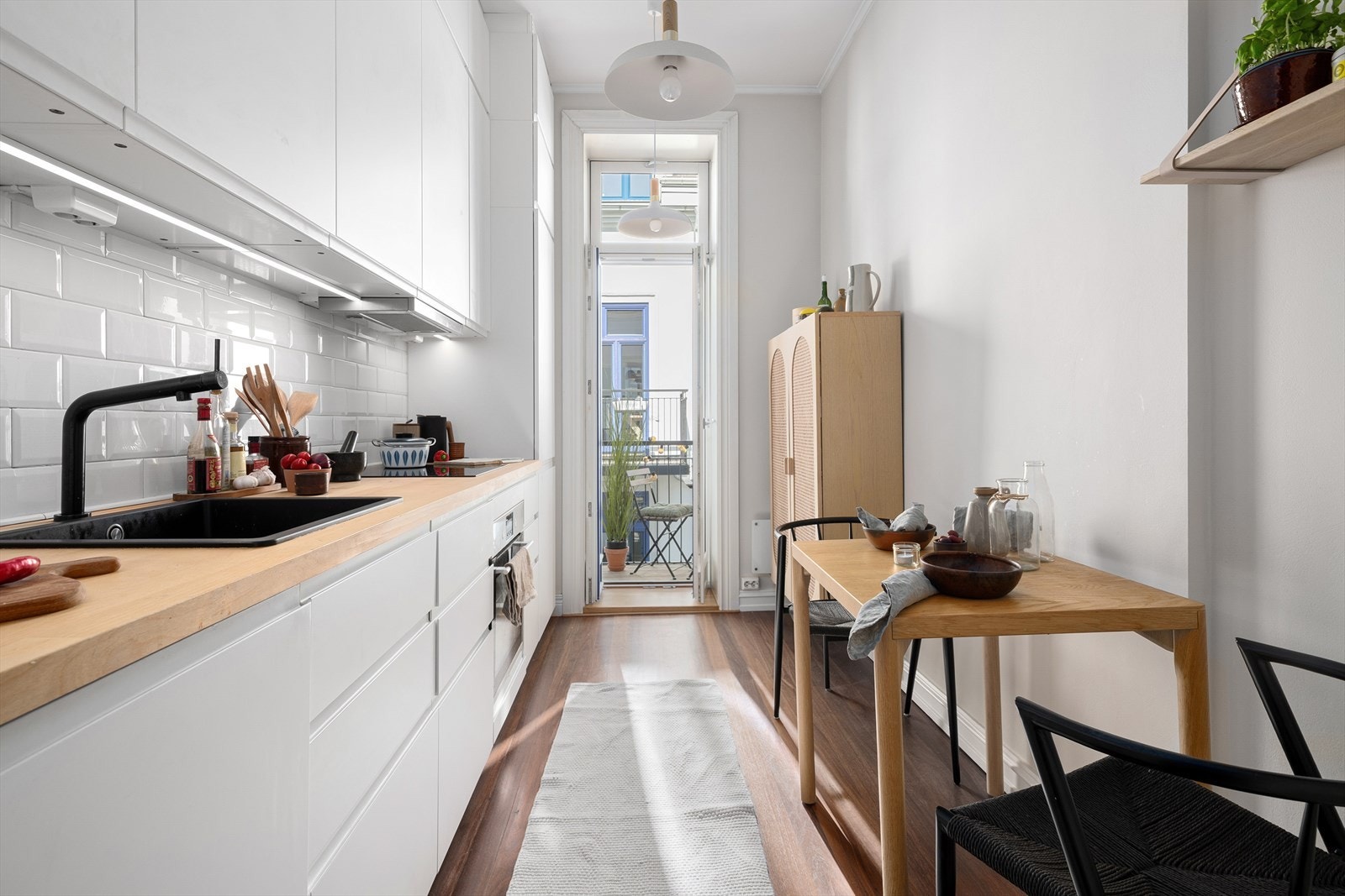 Stilrent og pent kjøkken fra 2017 med rikelig med skapplass Galleribilde