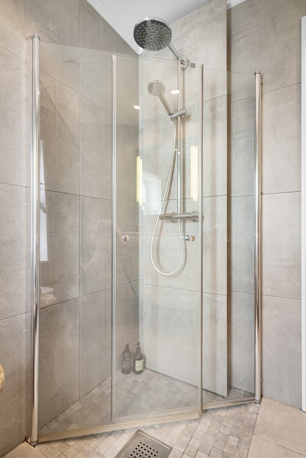 Romslig dusjnisje med regnfall og hånddusj Galleribilde