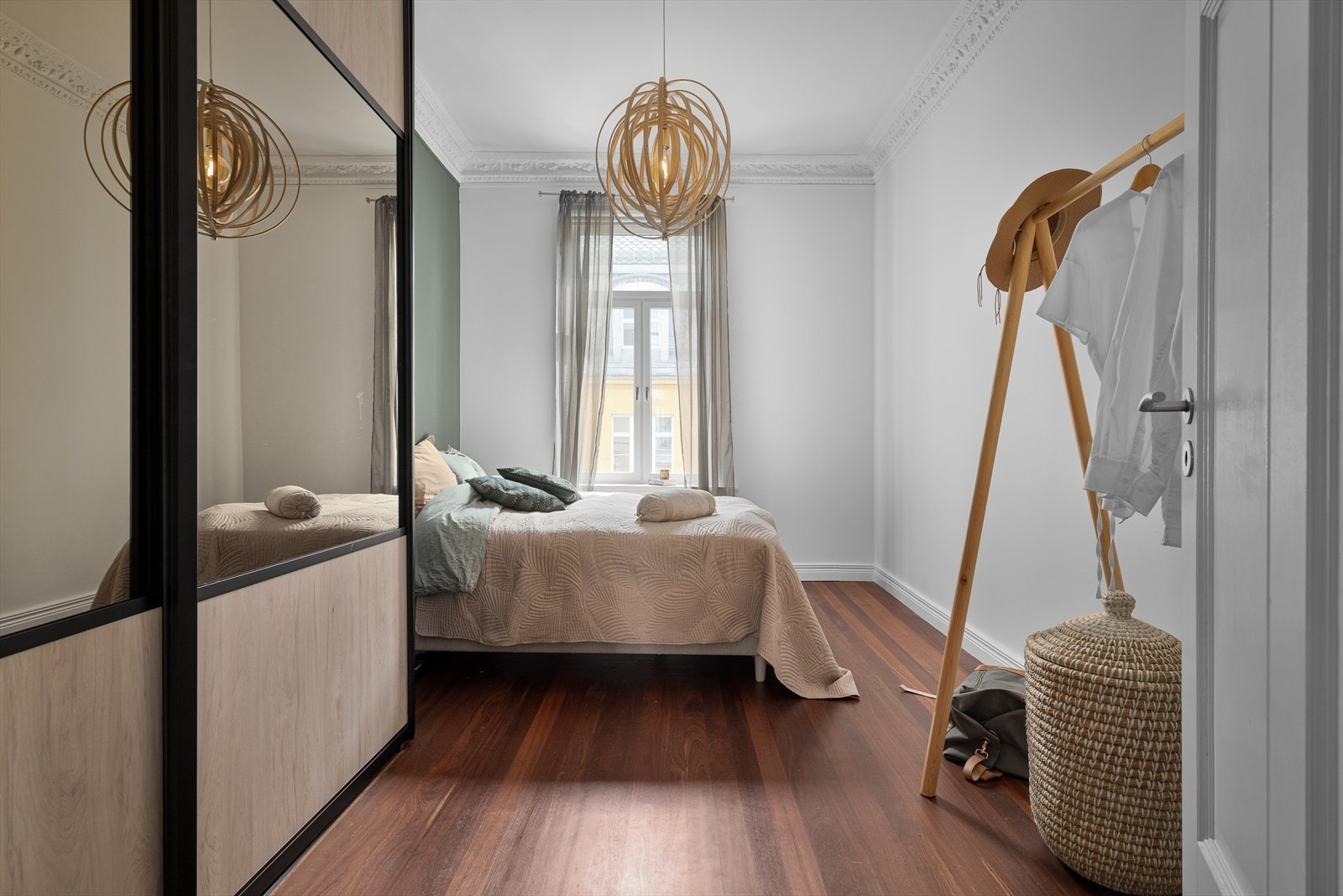 God plass til dobbeltseng, nattbord og masse garderobeplass Galleribilde