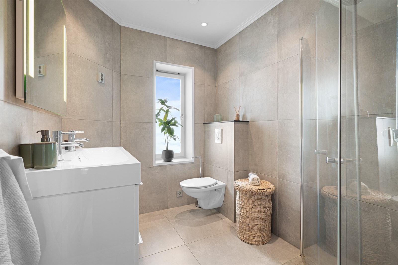 Stilrent og lekkert bad (oppusset i 2017 i regi av tidligere eier) Galleribilde