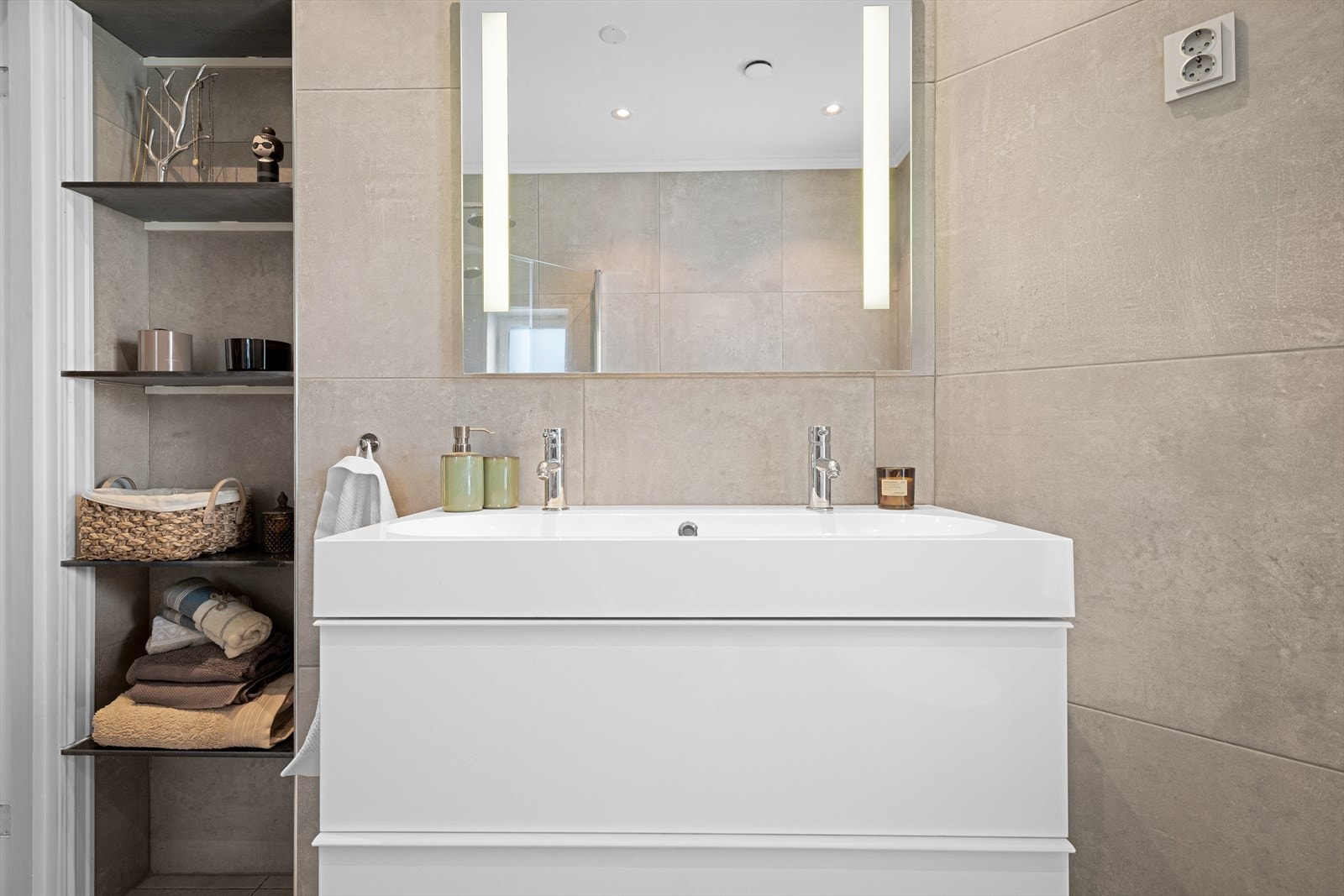 Store, sandfargede fliser og smarte løsninger Galleribilde