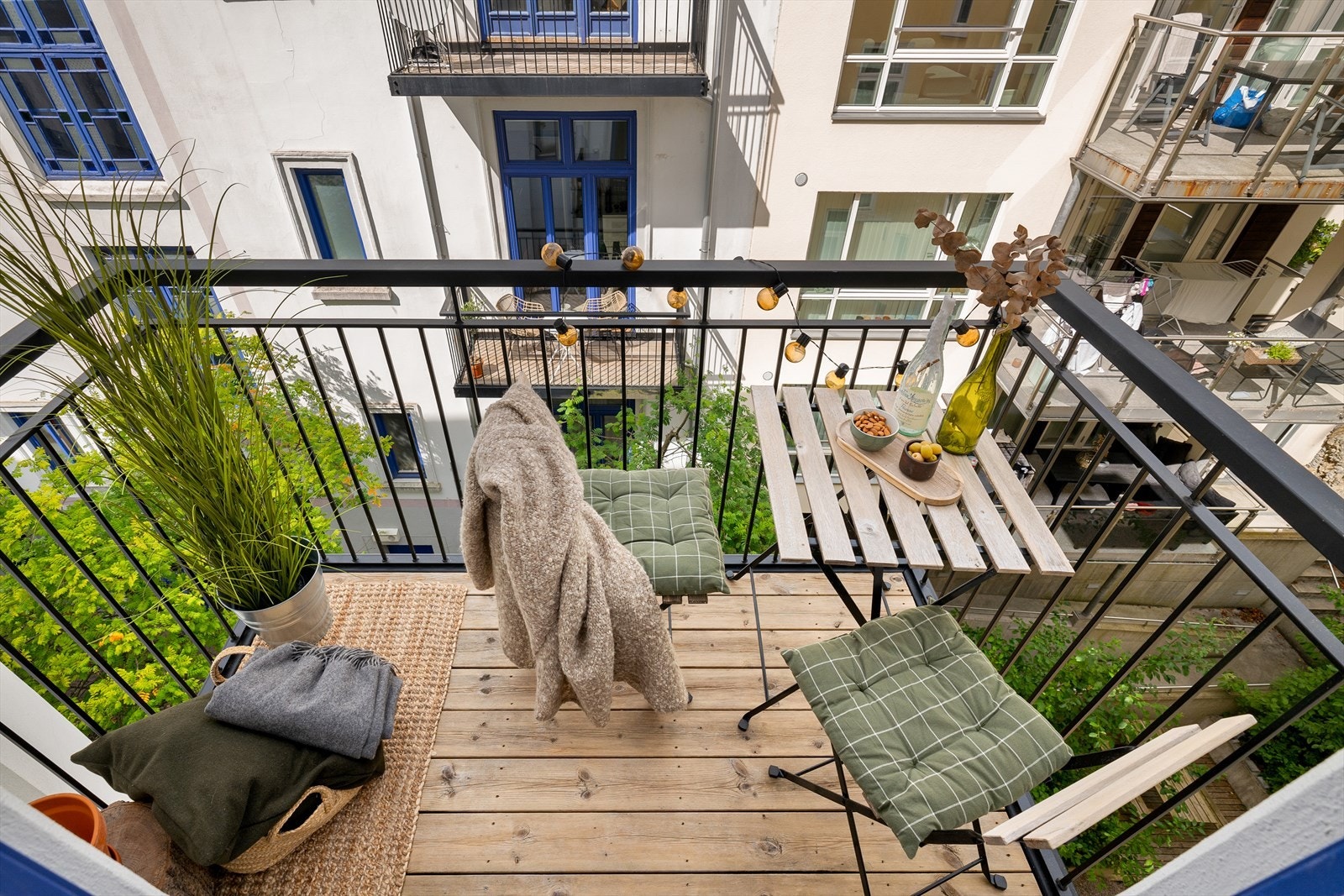 Balkongen vender mot stille, indre gård Galleribilde