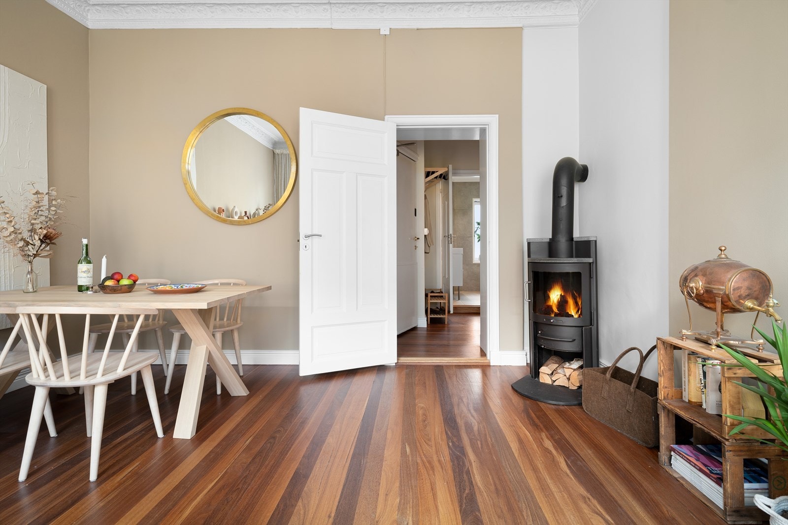 Peisovnen varmer godt på kalde høst -/og vinterkvelder og gir skikkelig atmosfære Galleribilde