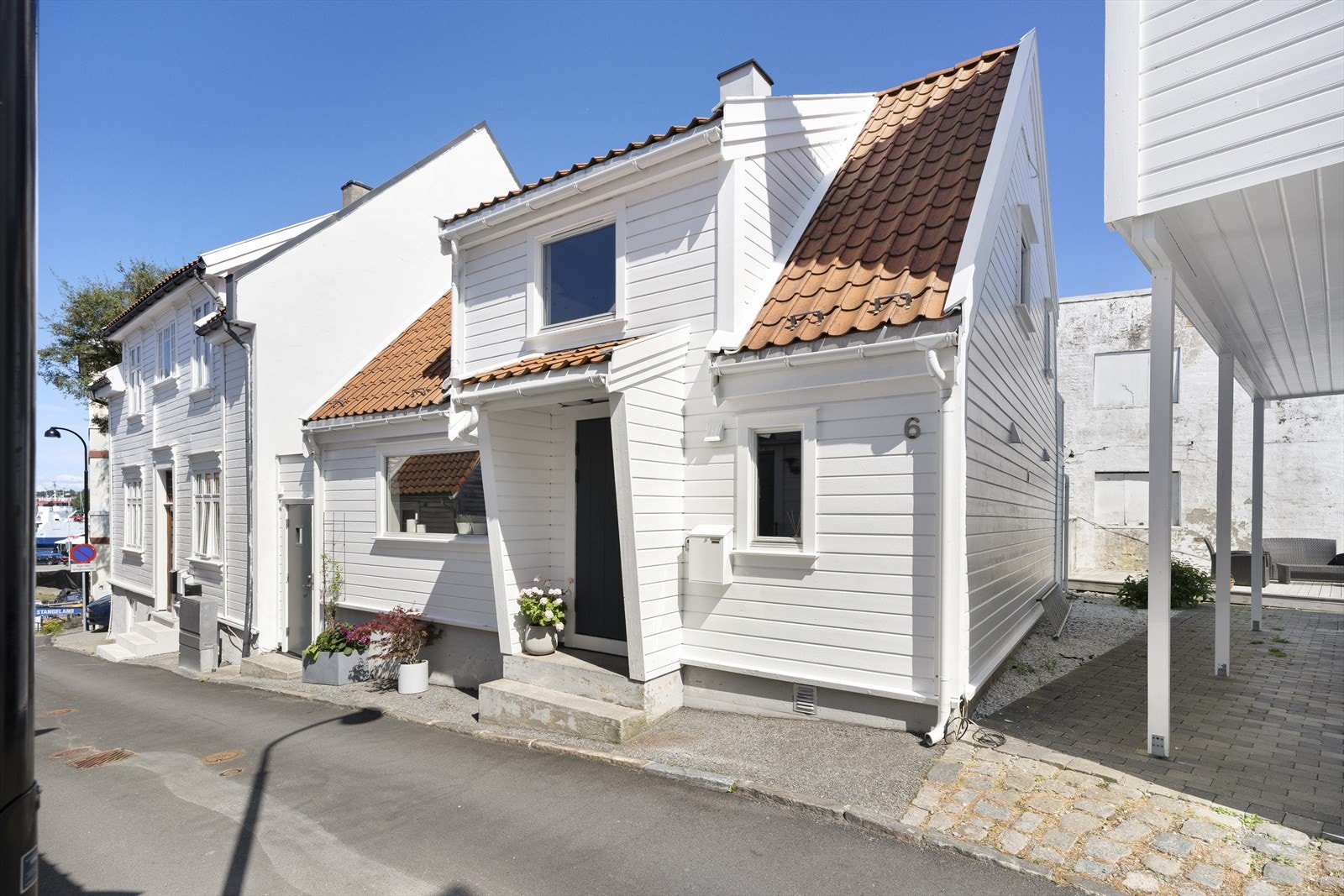 Eneboligen strekker seg over to etasjer og byr på egen skjermet og koselig bakgård med betongheller. Galleribilde