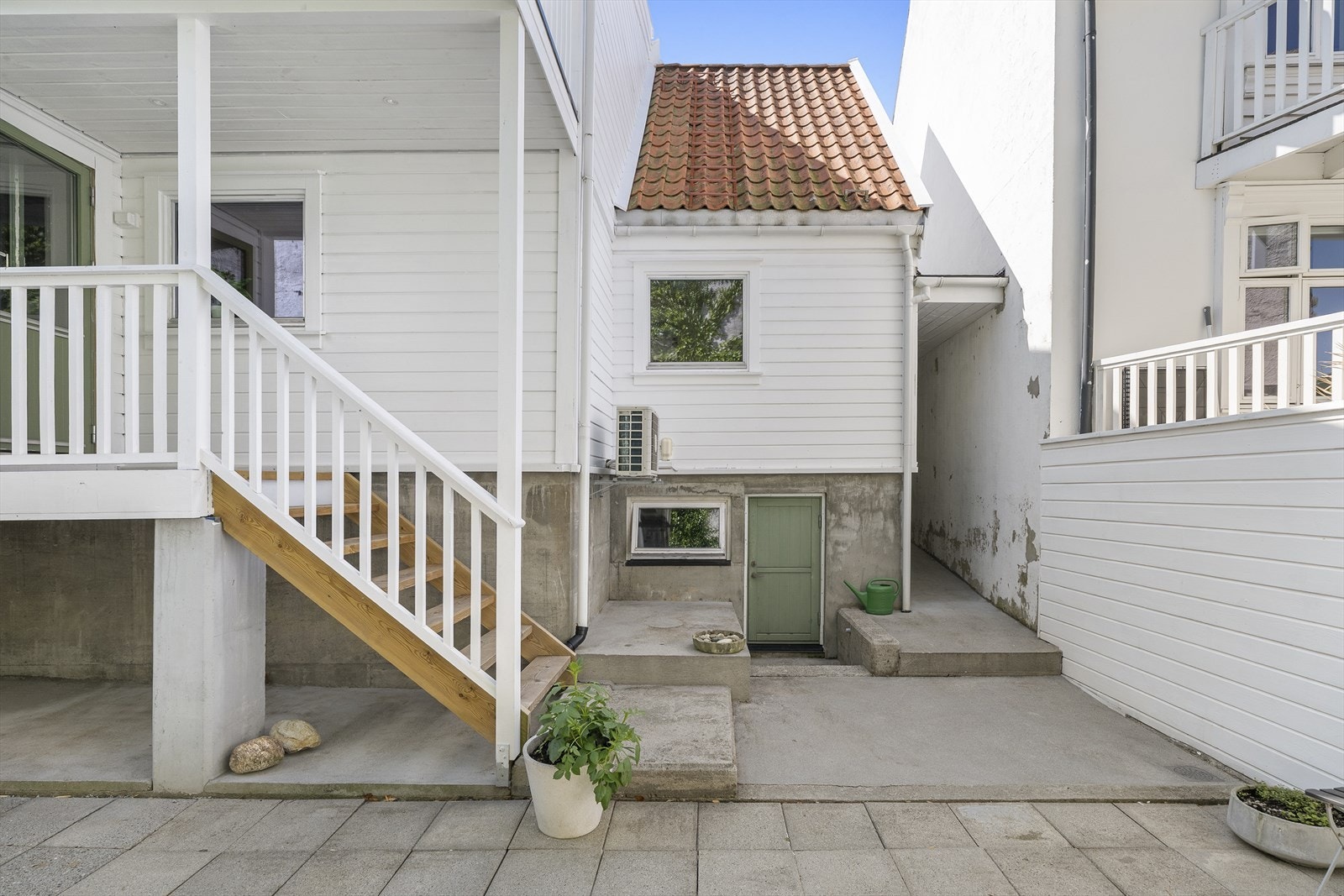 Uteområdet til boligen er koselig og skjermet med uteplass med betongheller. Galleribilde