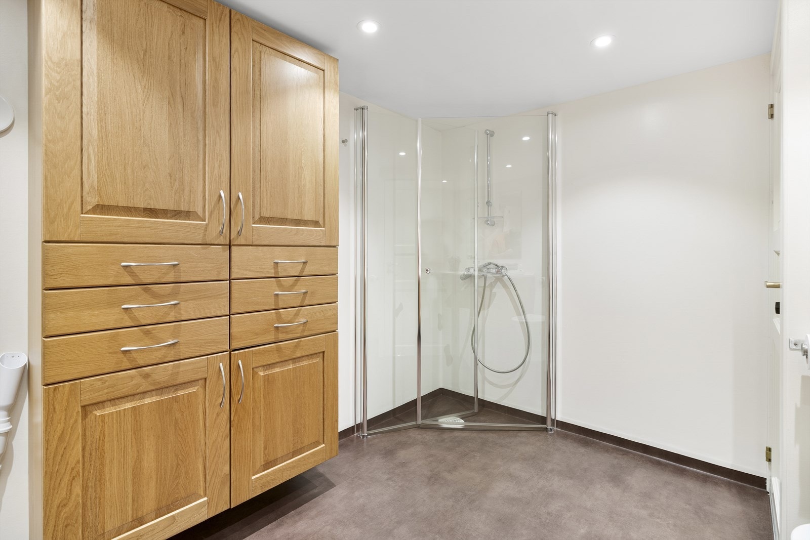 Badet er opplyst fra 2017, og er innredet med servant i baderomsmøblement, toalett og dusj, samt har opplegg for vaskemaskin. Galleribilde