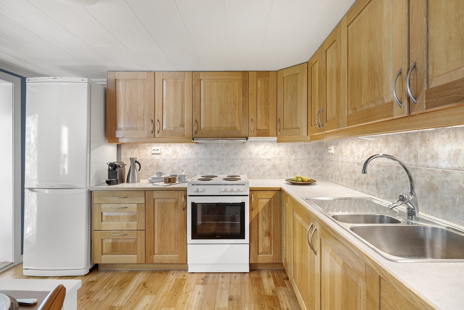 Kjøkkenet har godt med skap- og benkeplass, så vel som gode arbeidsflater. Galleribilde