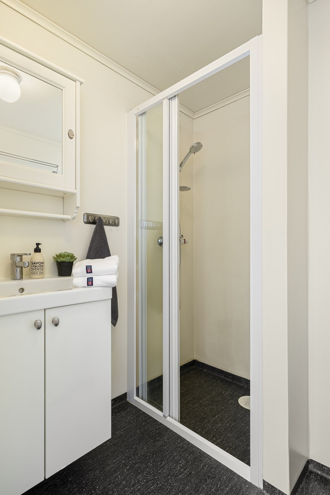 Badet er opplyst fra ca. 2011, og er innredet med servant i baderomsmøblement, toalett og dusj. Galleribilde