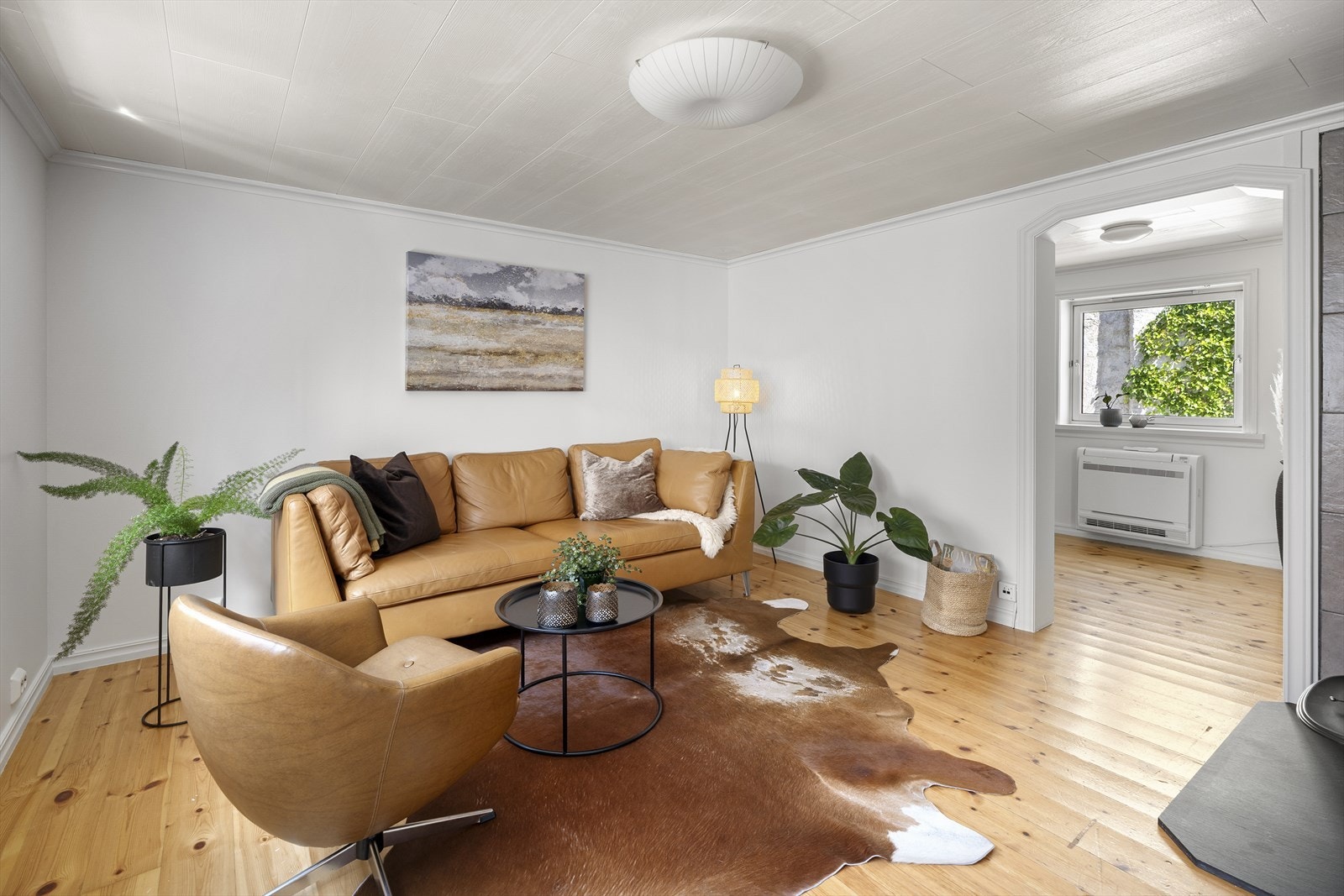 Stuen er romslig og har god plass til sofagruppe og ellers ønsket møblement. Galleribilde